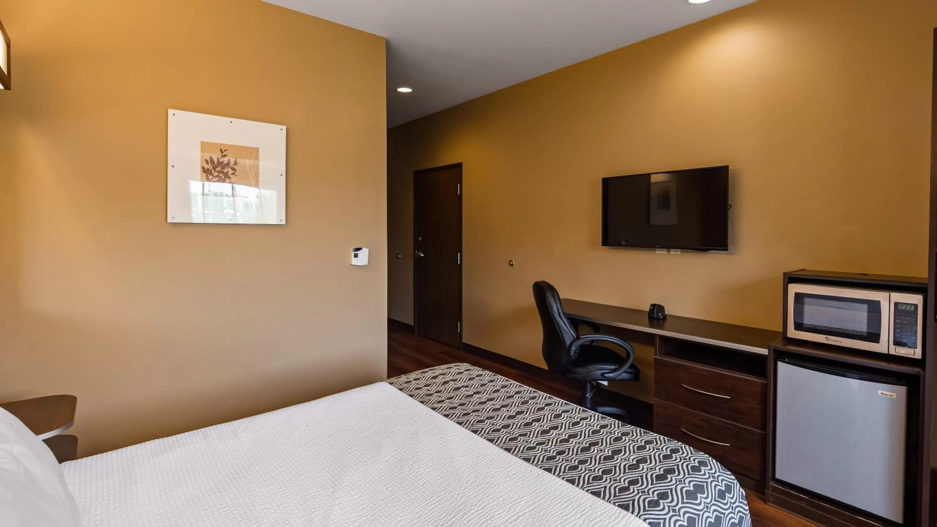 Bed in SureStay Plus Hotel by Best Western Buckhannon