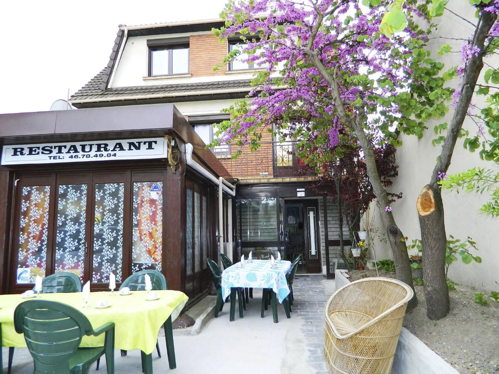 Restaurant/places to eat in Hotel Paris Star