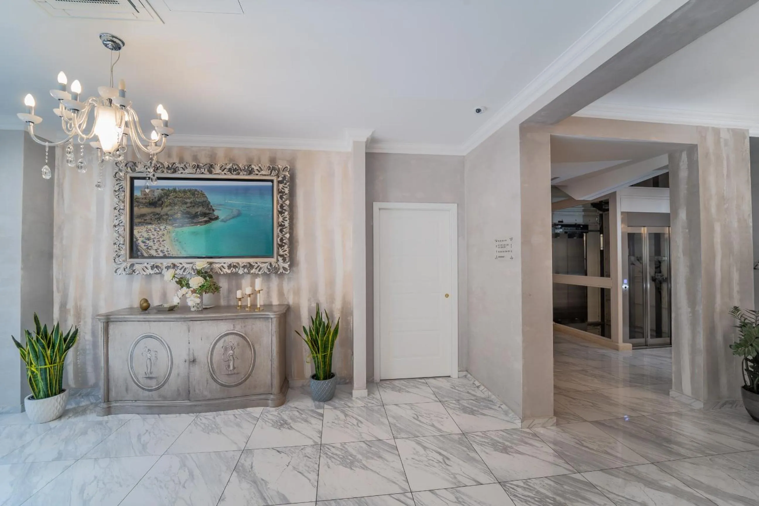 Communal lounge/ TV room in Hotel Colomba D'Oro