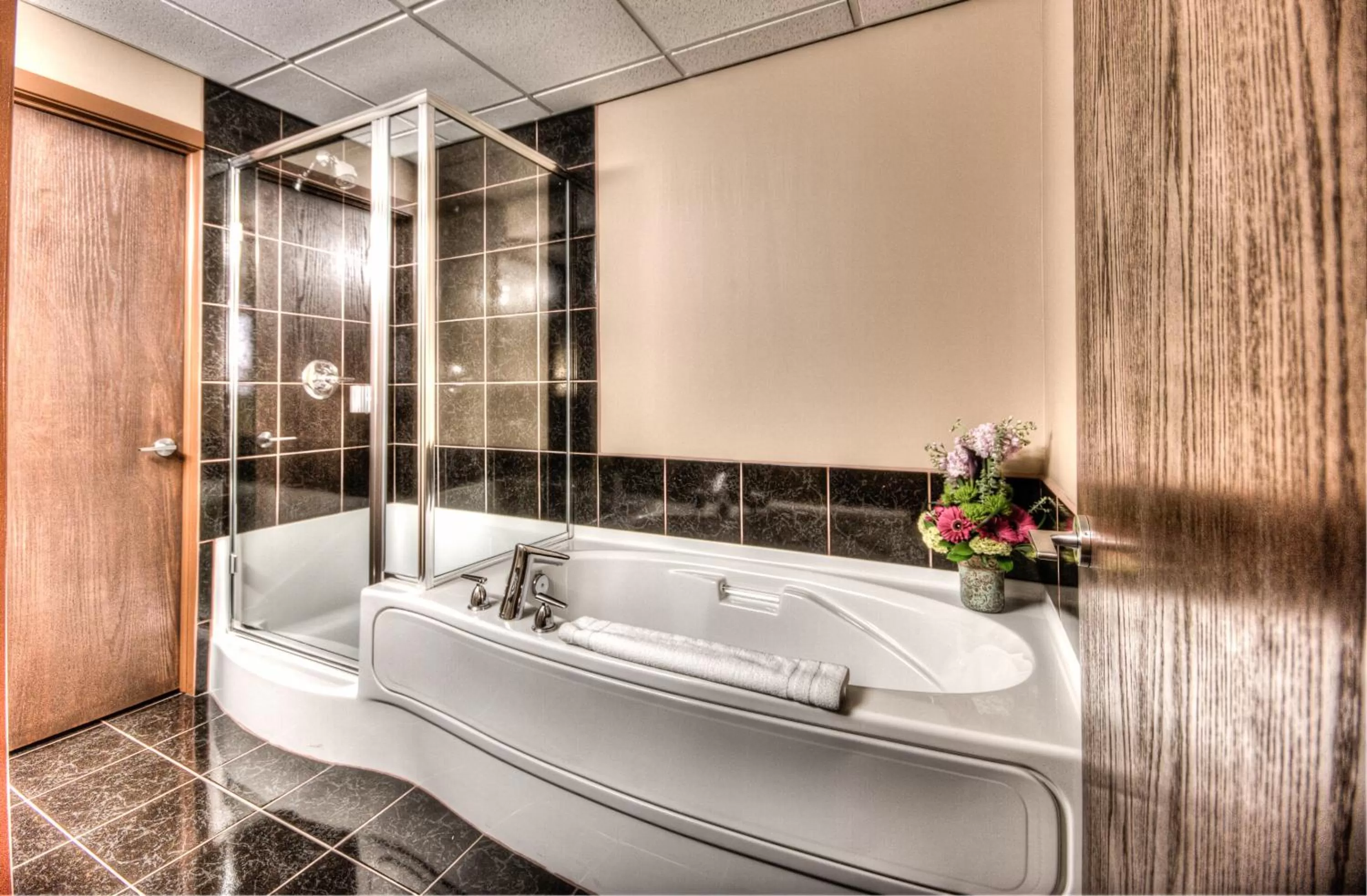Bathroom in Podollan Inn & Spa - Grande Prairie