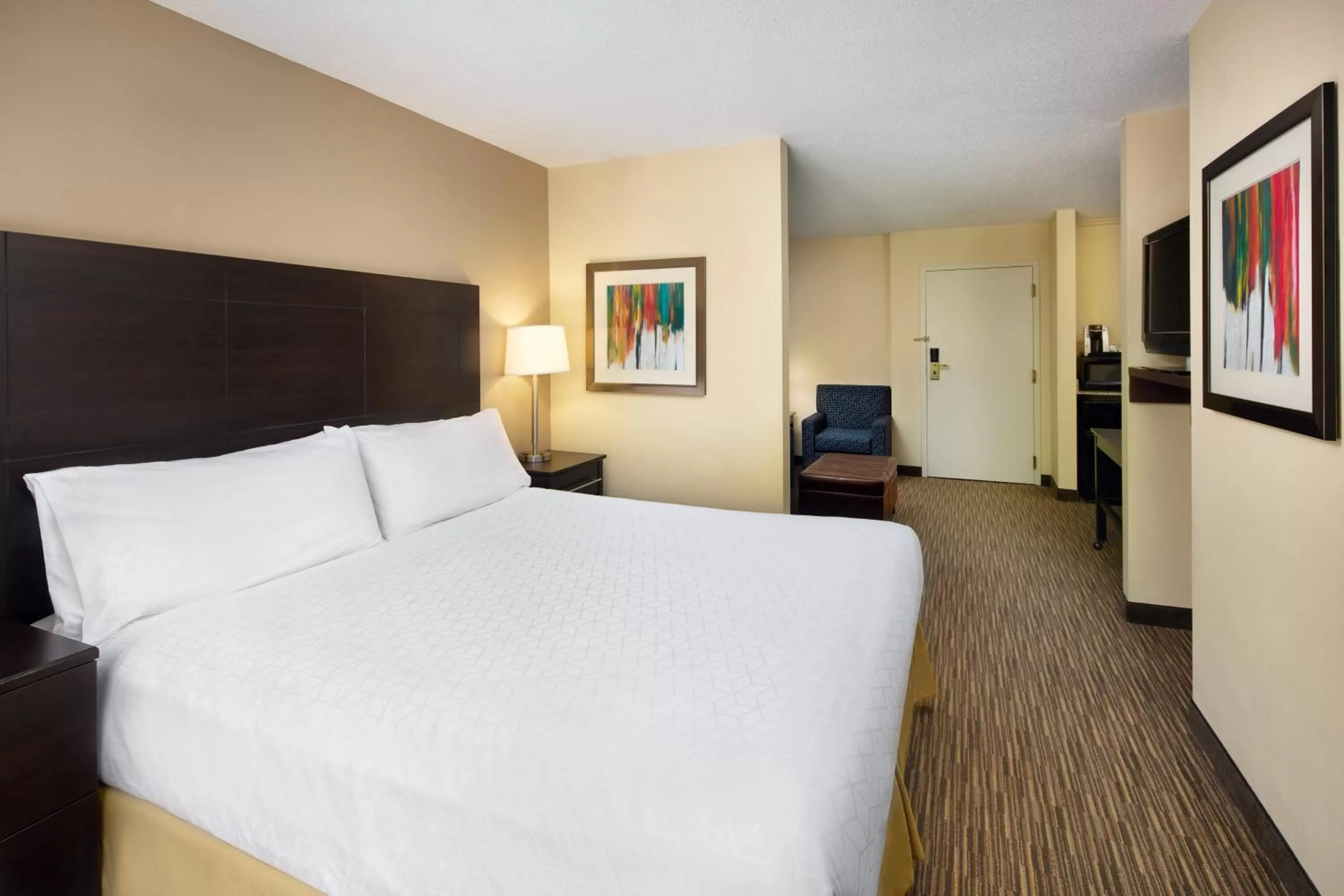 Photo of the whole room, Bed in Holiday Inn Express & Suites Alpharetta by IHG