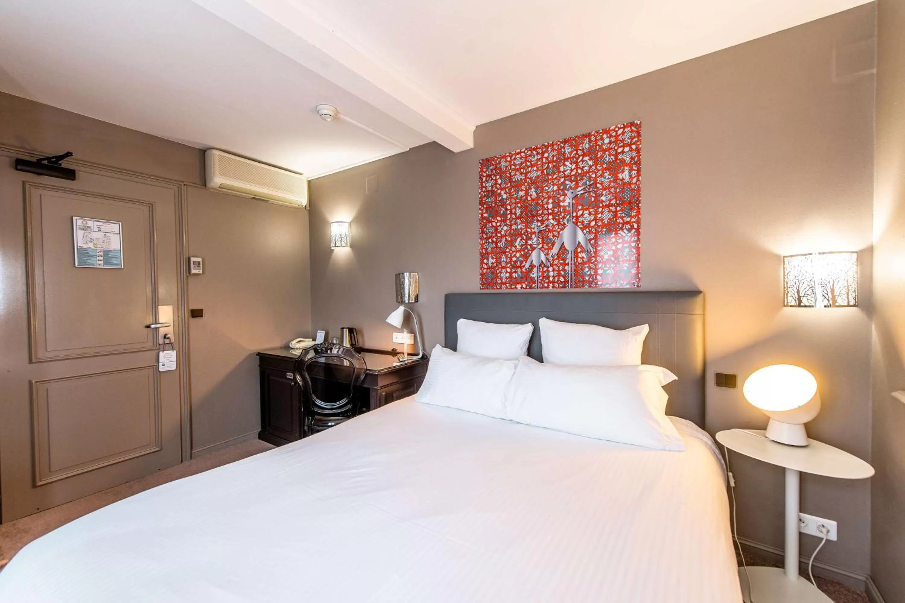 Photo of the whole room, Bed in Best Western Plus Au cheval Blanc à Mulhouse