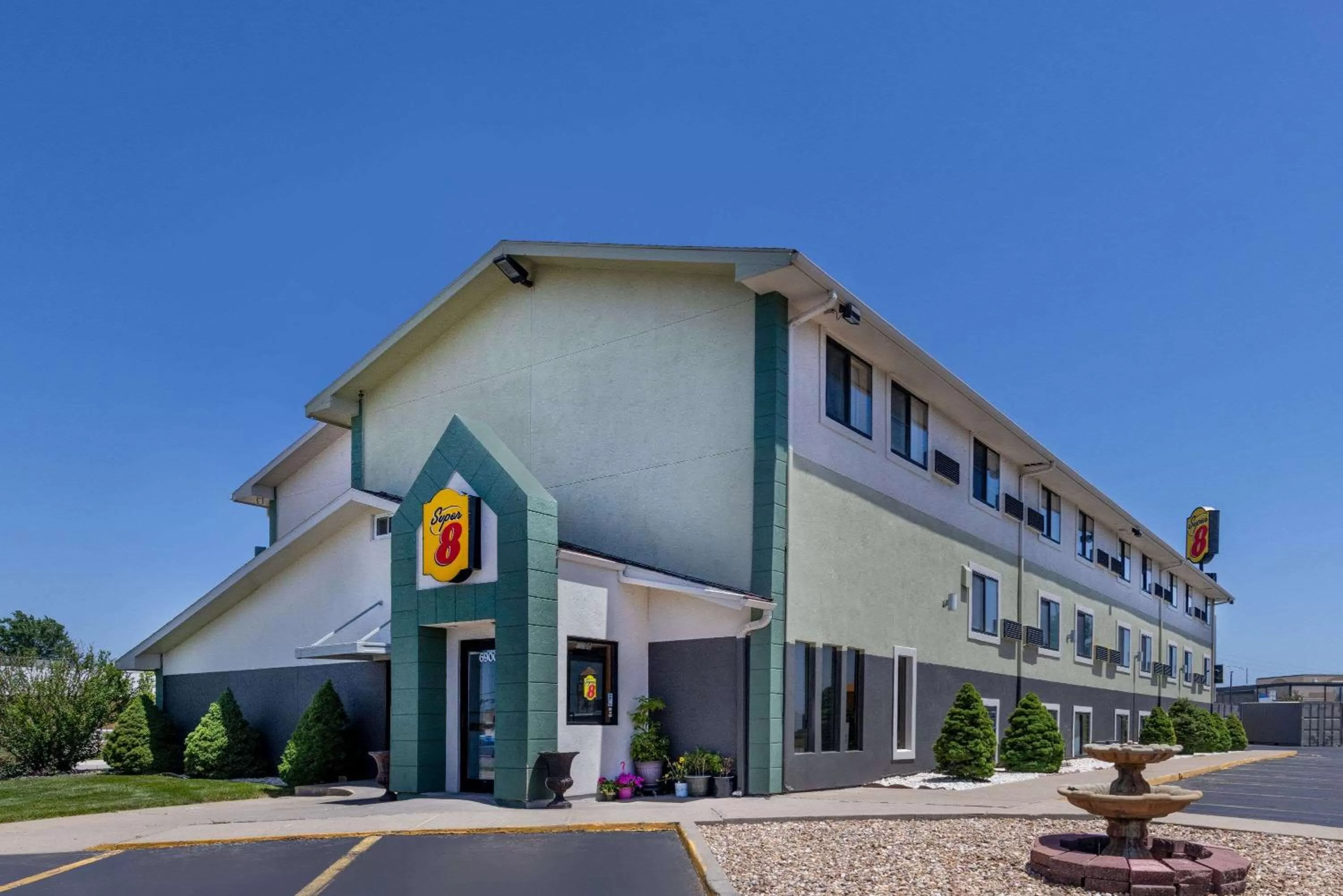 Property building in Super 8 by Wyndham Kansas City at Barry Road/Airport