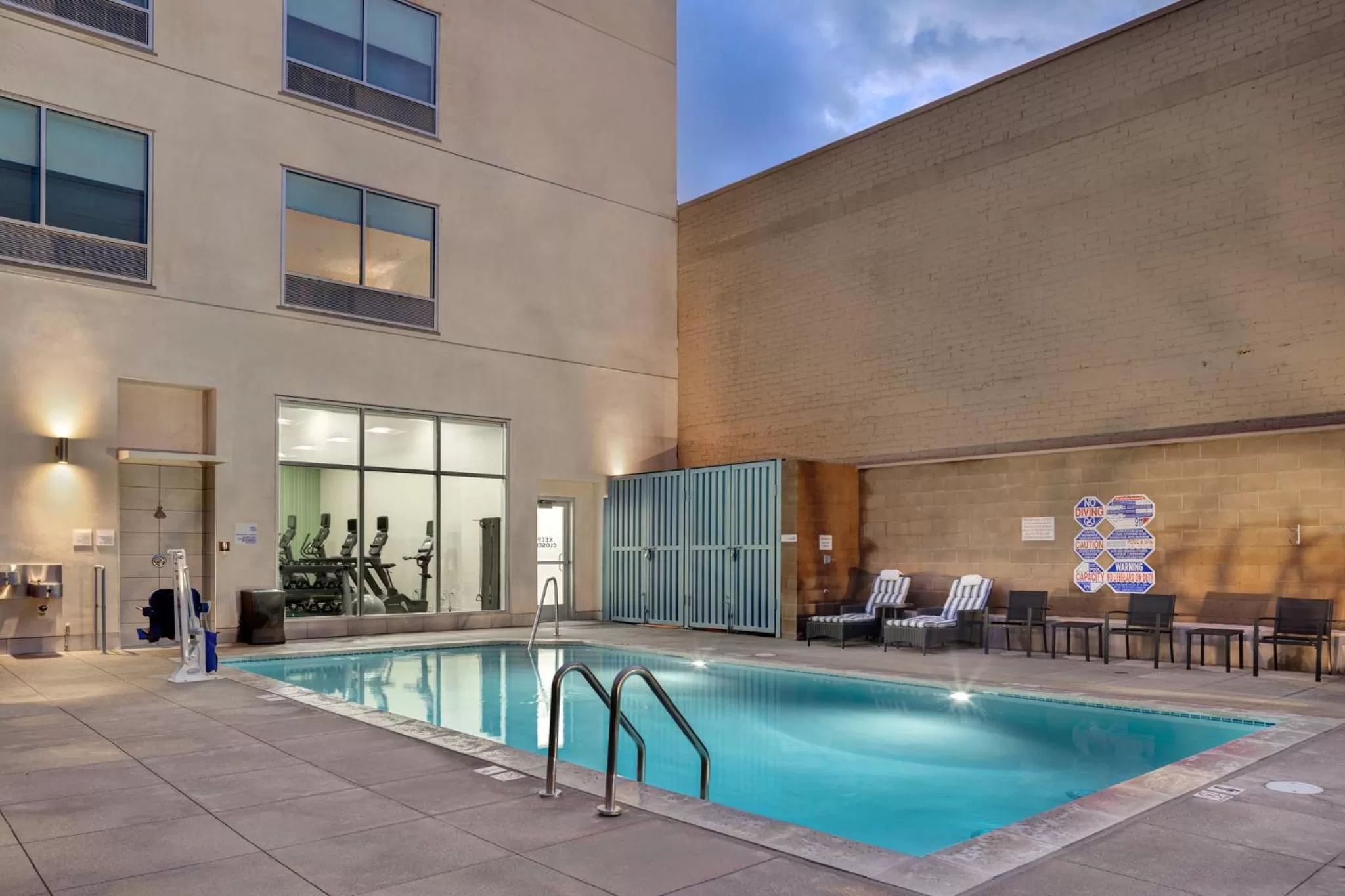 Swimming pool in Holiday Inn Express & Suites - Glendale Downtown