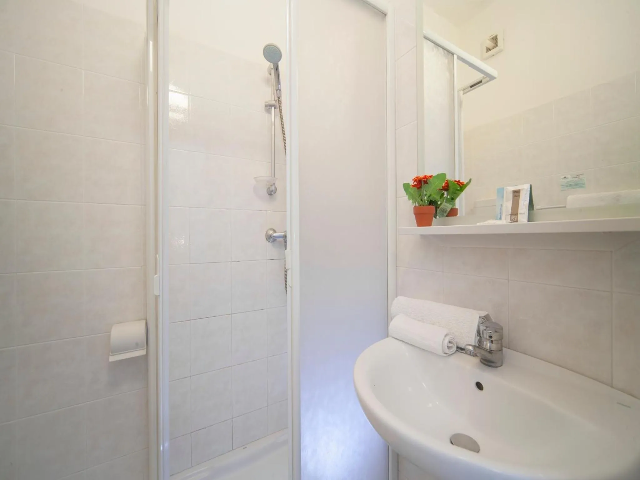 Shower in Hotel Gemini