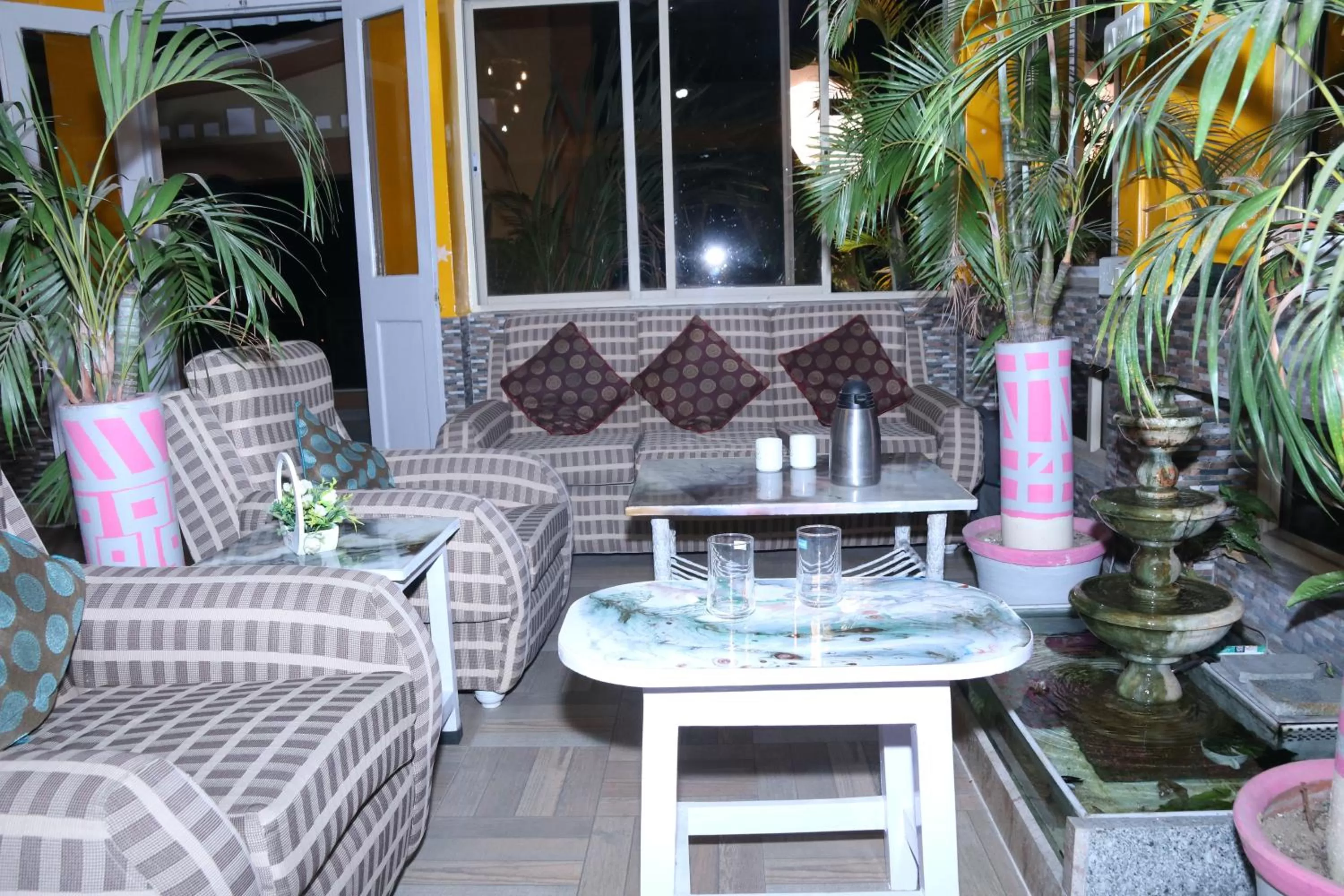 Restaurant/places to eat in The Elite Apartment Hotel