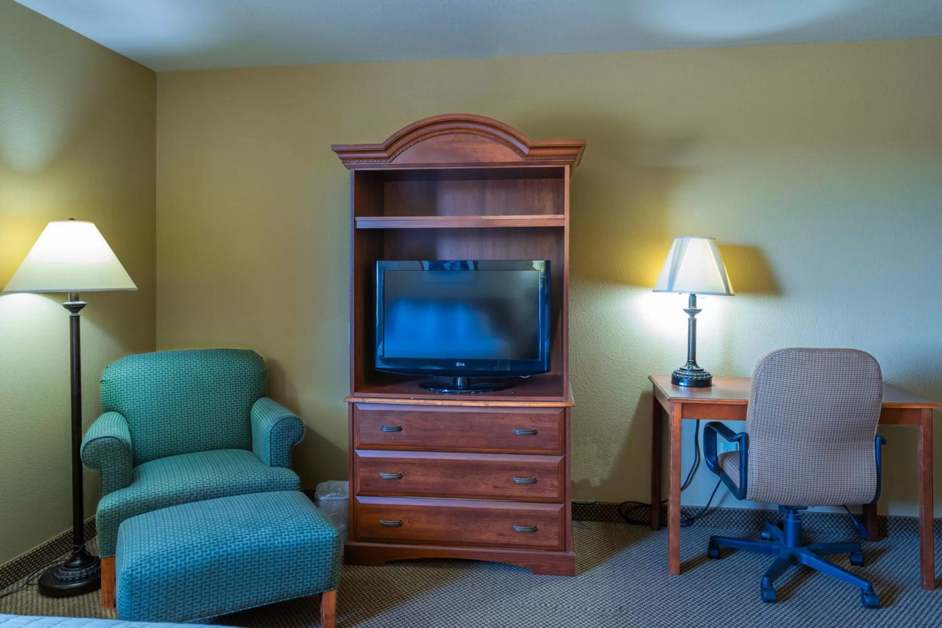 TV and multimedia in Pinedale Hotel & Suites