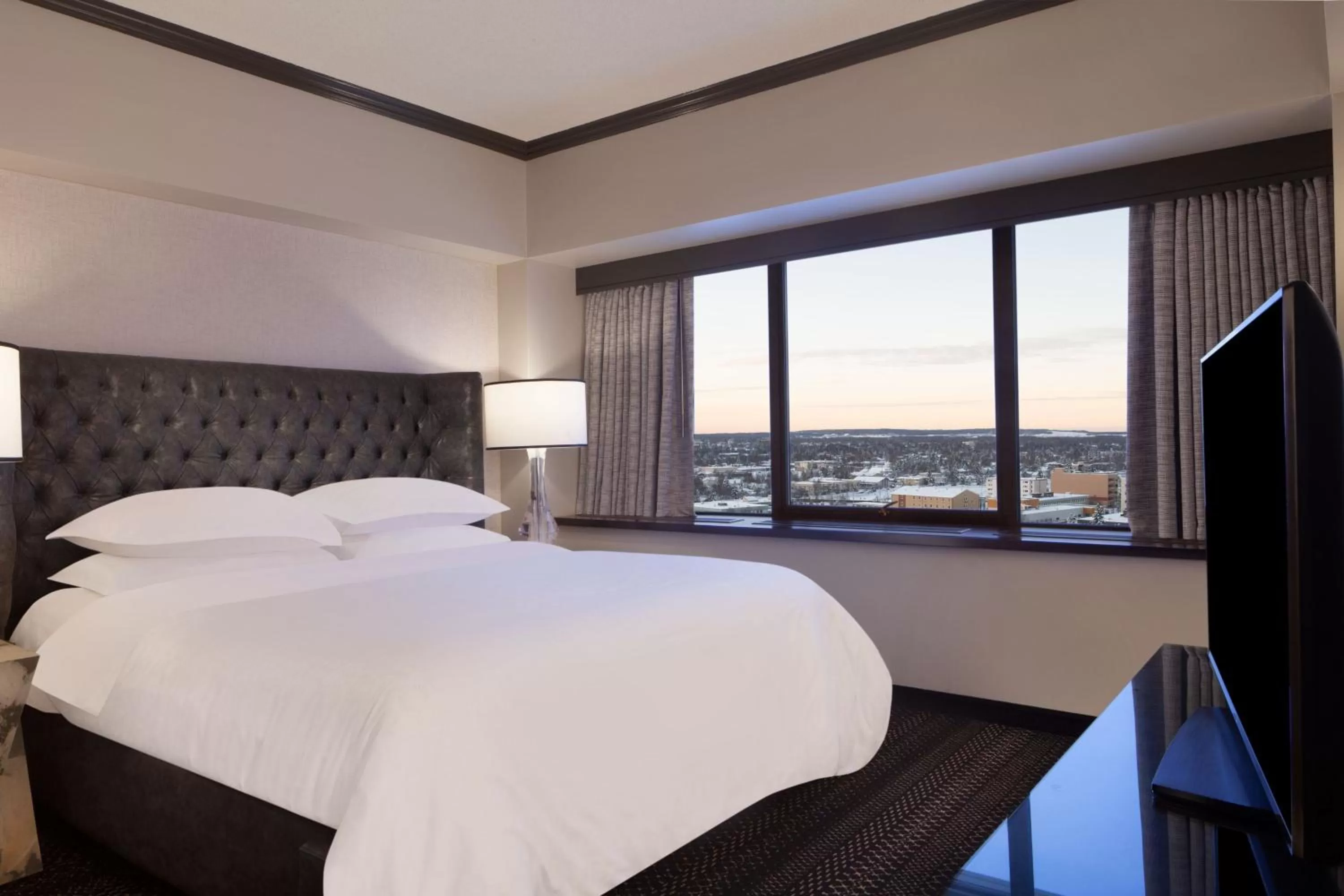 Bedroom, Bed in Sheraton Anchorage Hotel