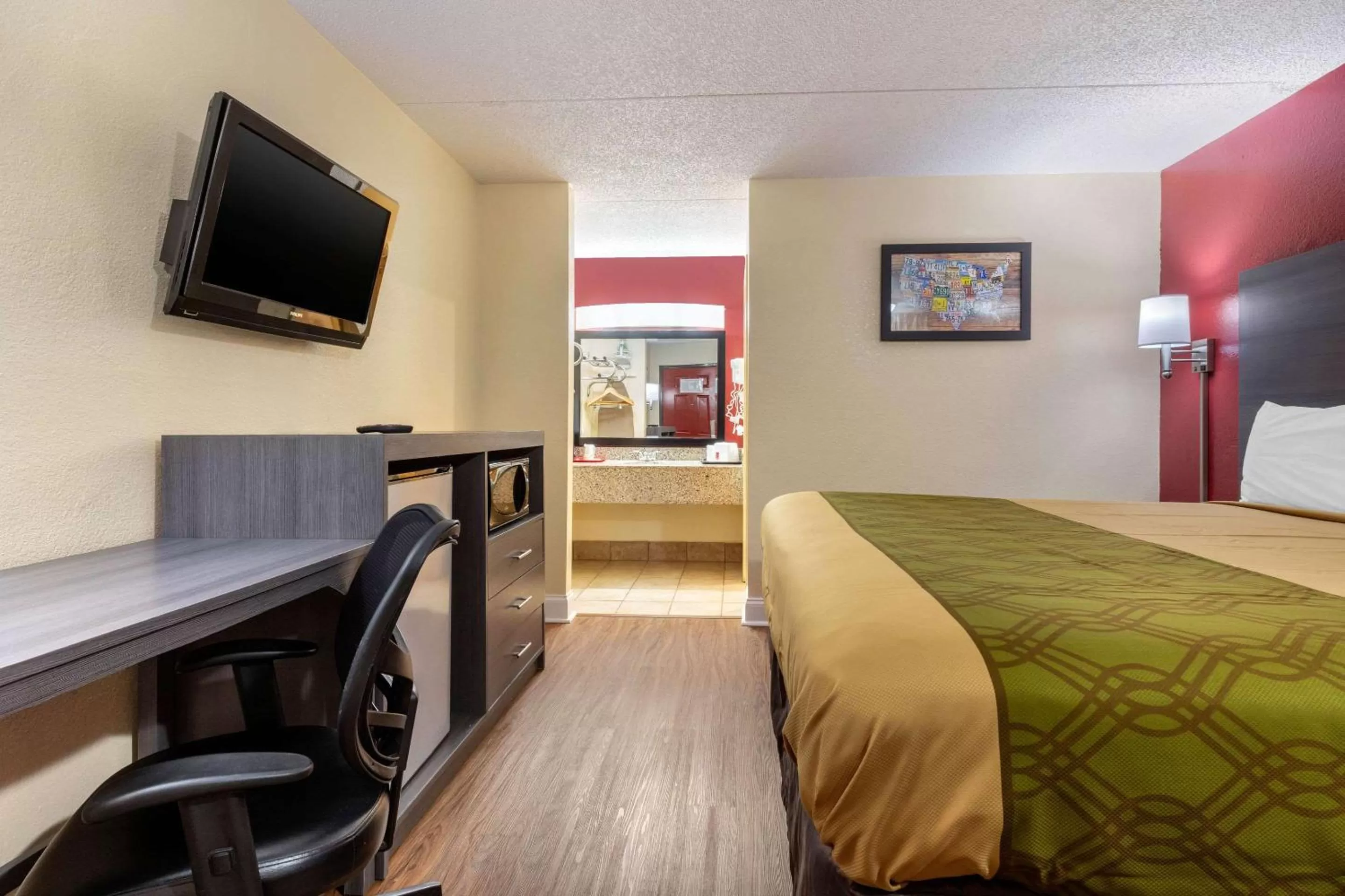 Photo of the whole room, Bed in Econo Lodge Chattanooga Northeast - Ooltewah