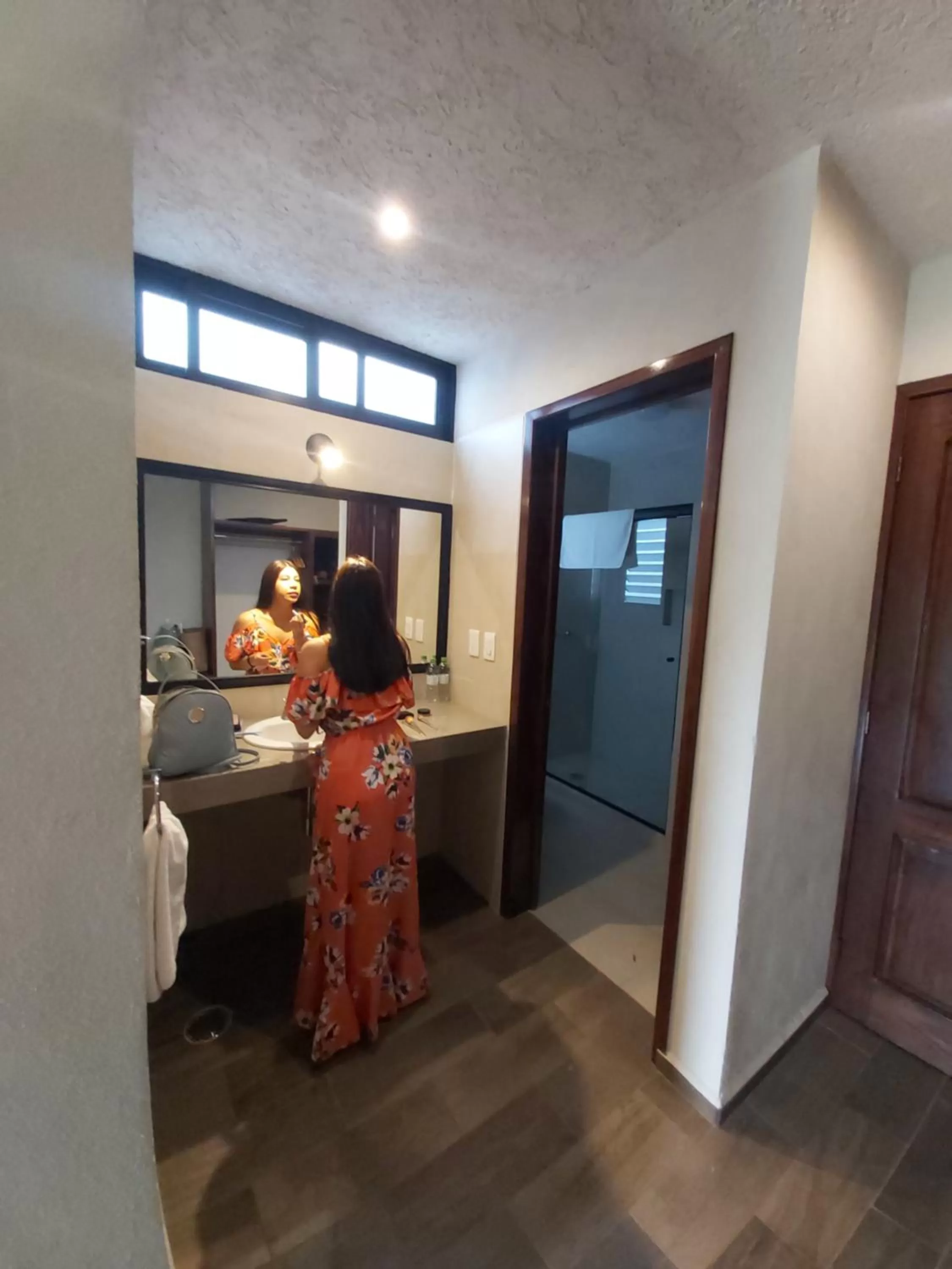 Bathroom, Bed in Hotel Meson del Puente