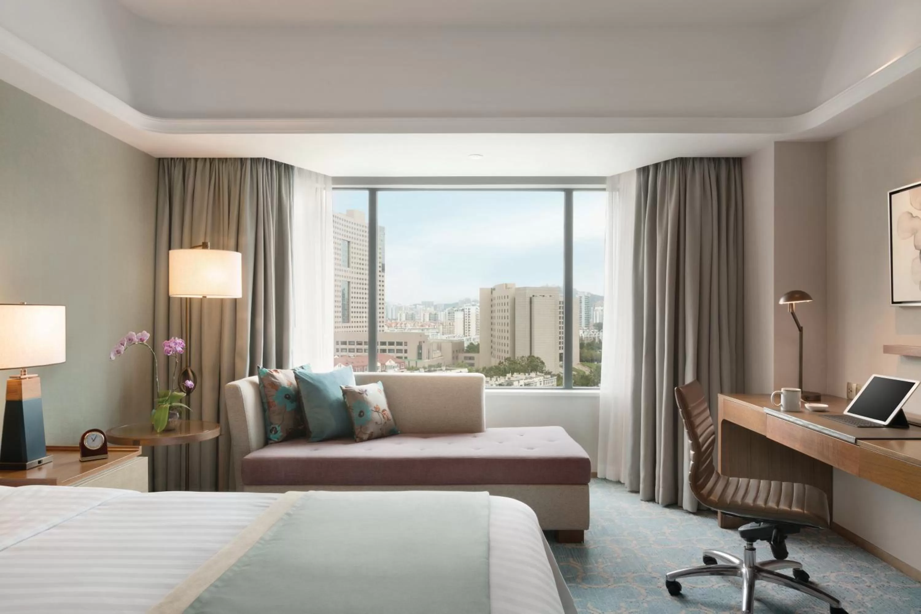 Bedroom, Bed in Shangri-La Qingdao - May Fourth Square