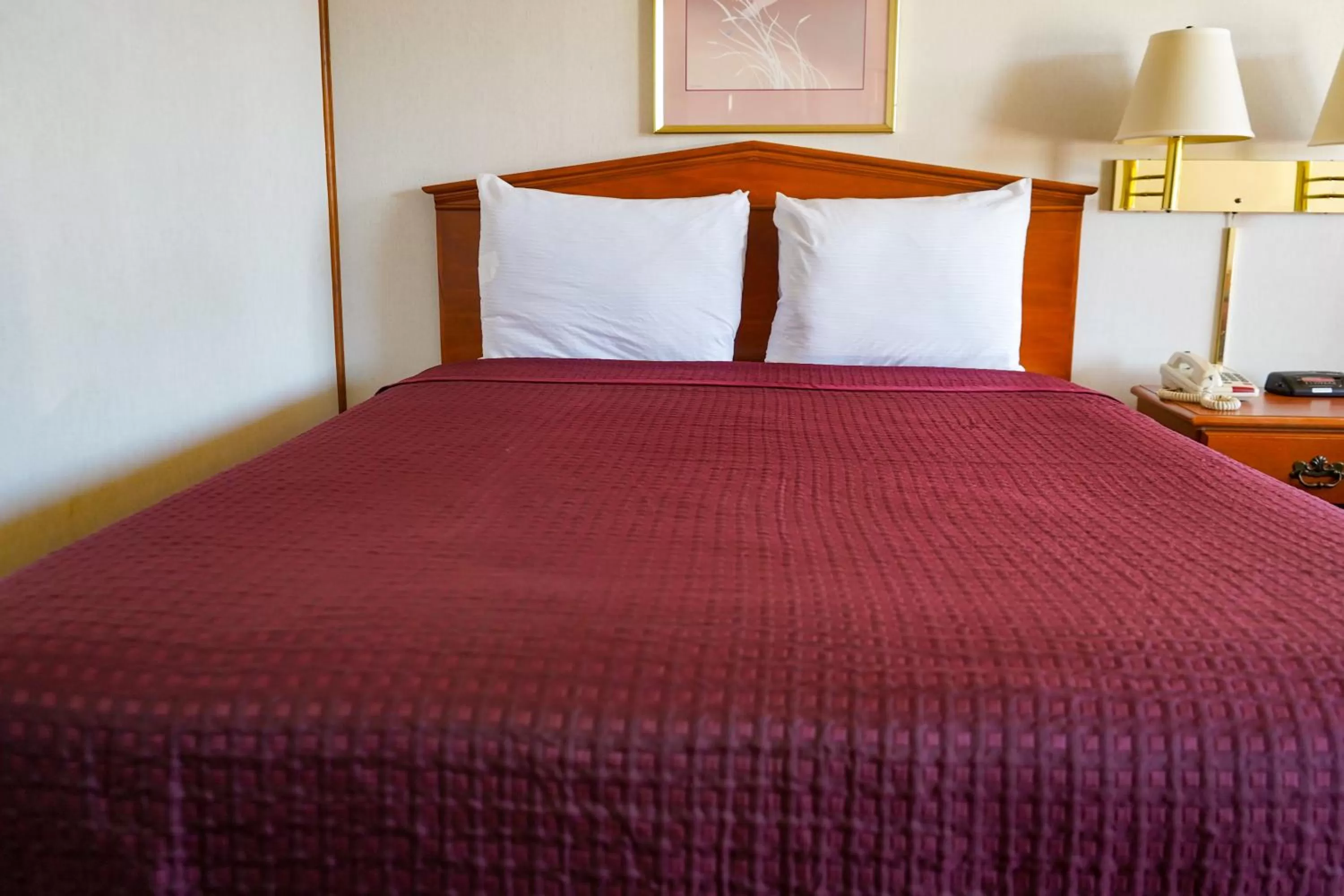 Bed in Sunset Inn Clarksville