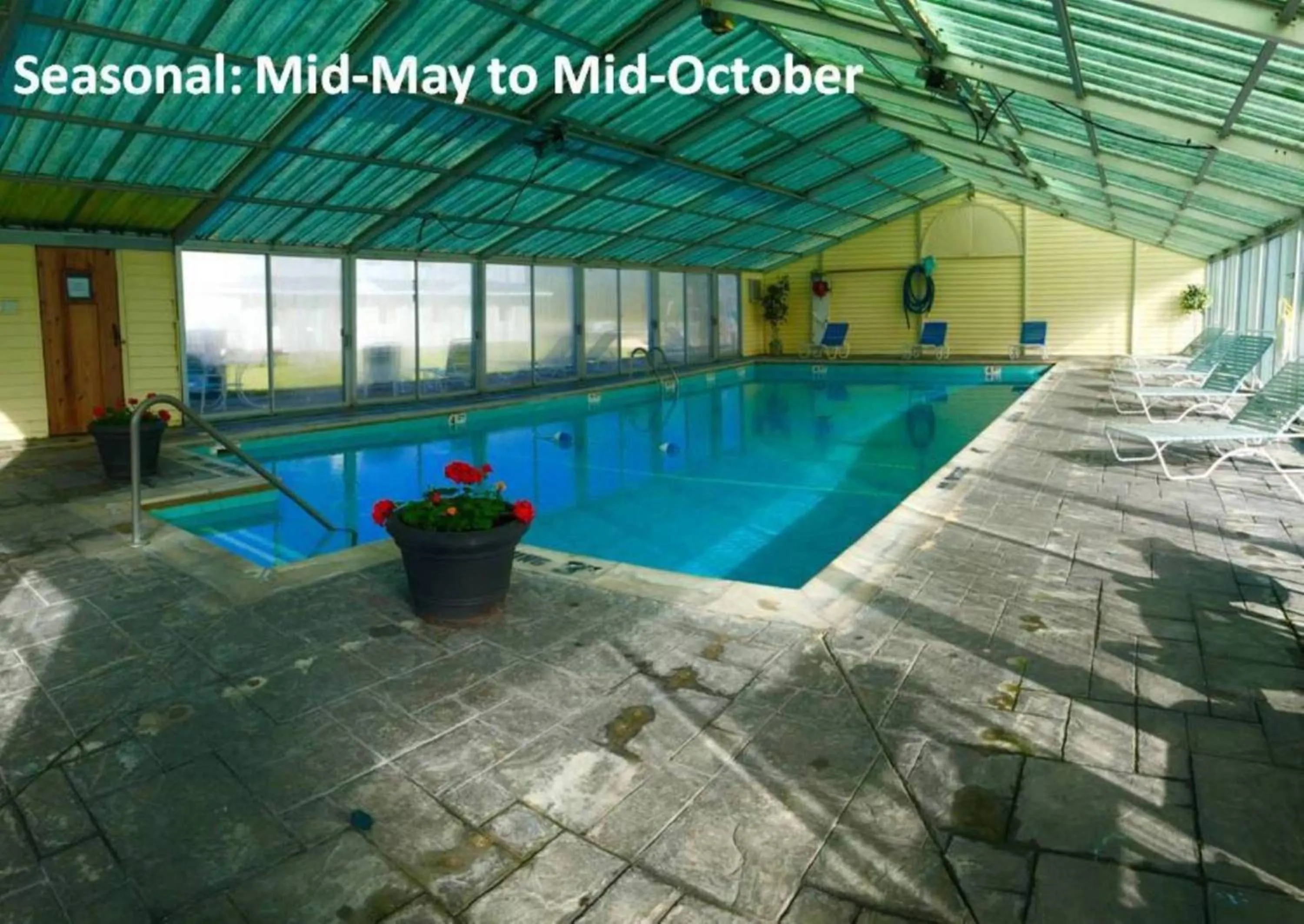 Swimming pool in Thunderbird Inn of Mackinaw City
