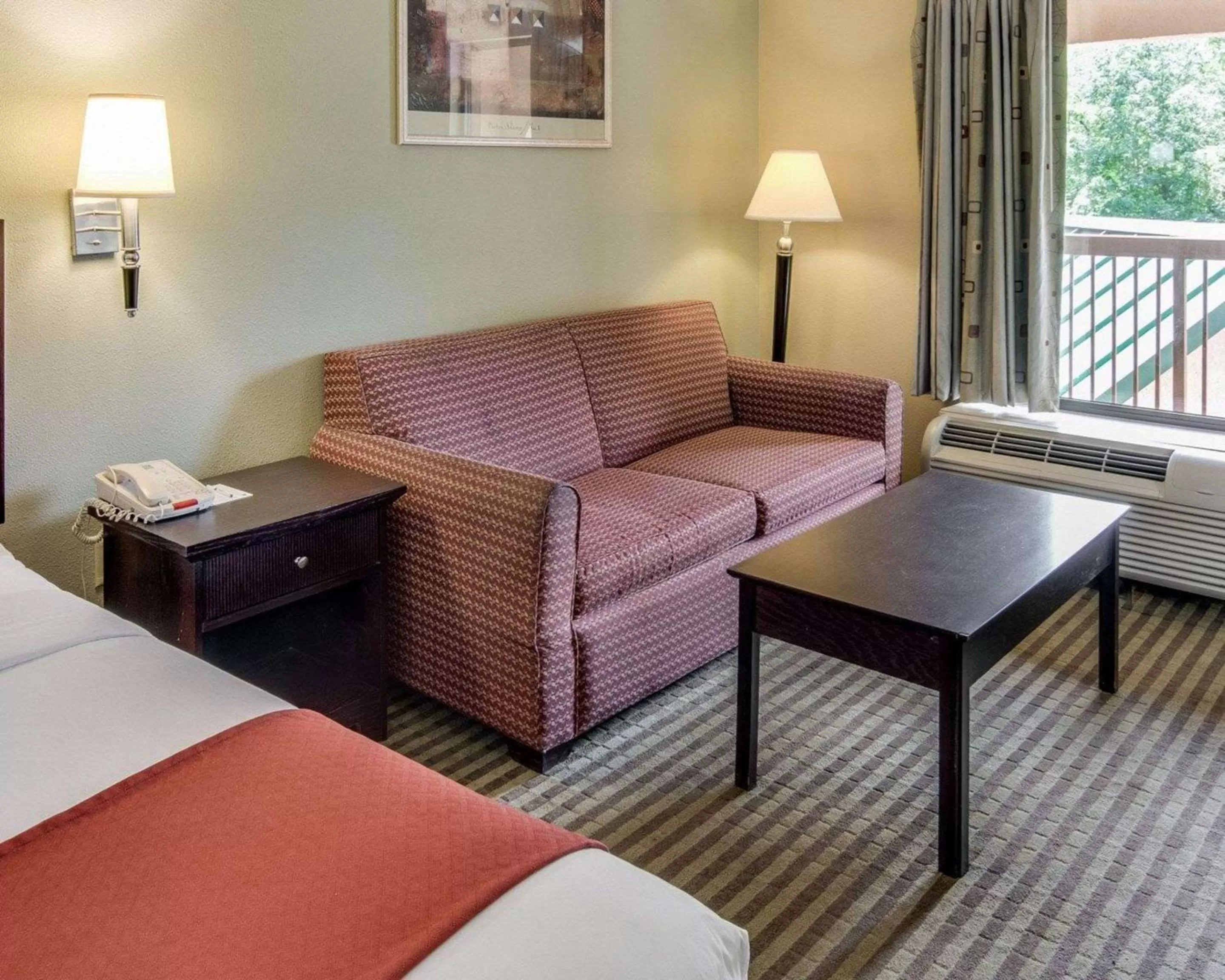 Photo of the whole room, Bed in Quality Inn Mt Pleasant