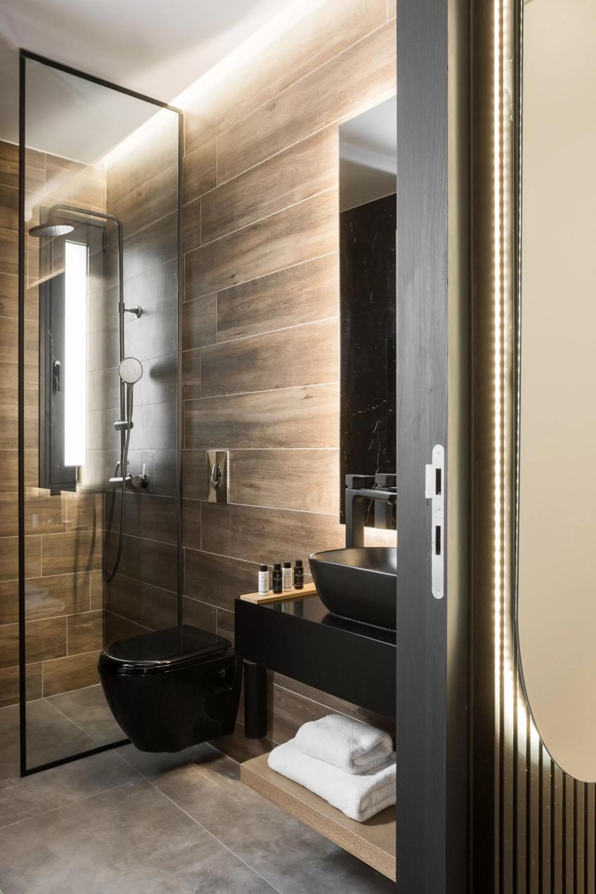 Shower in LUX&EASY Athens Downtown Apartments