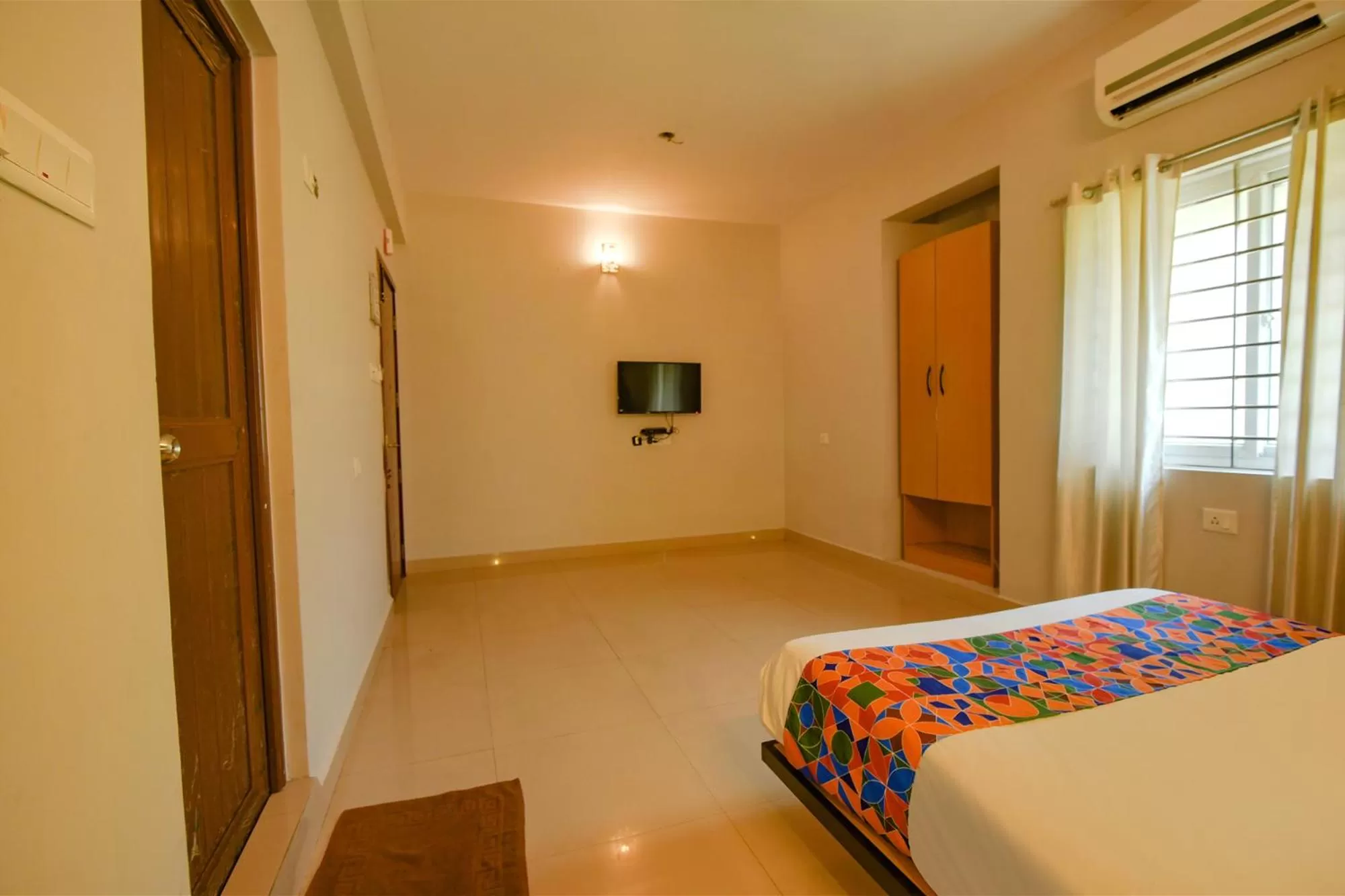 Bed in FabHotel Sasti Inn