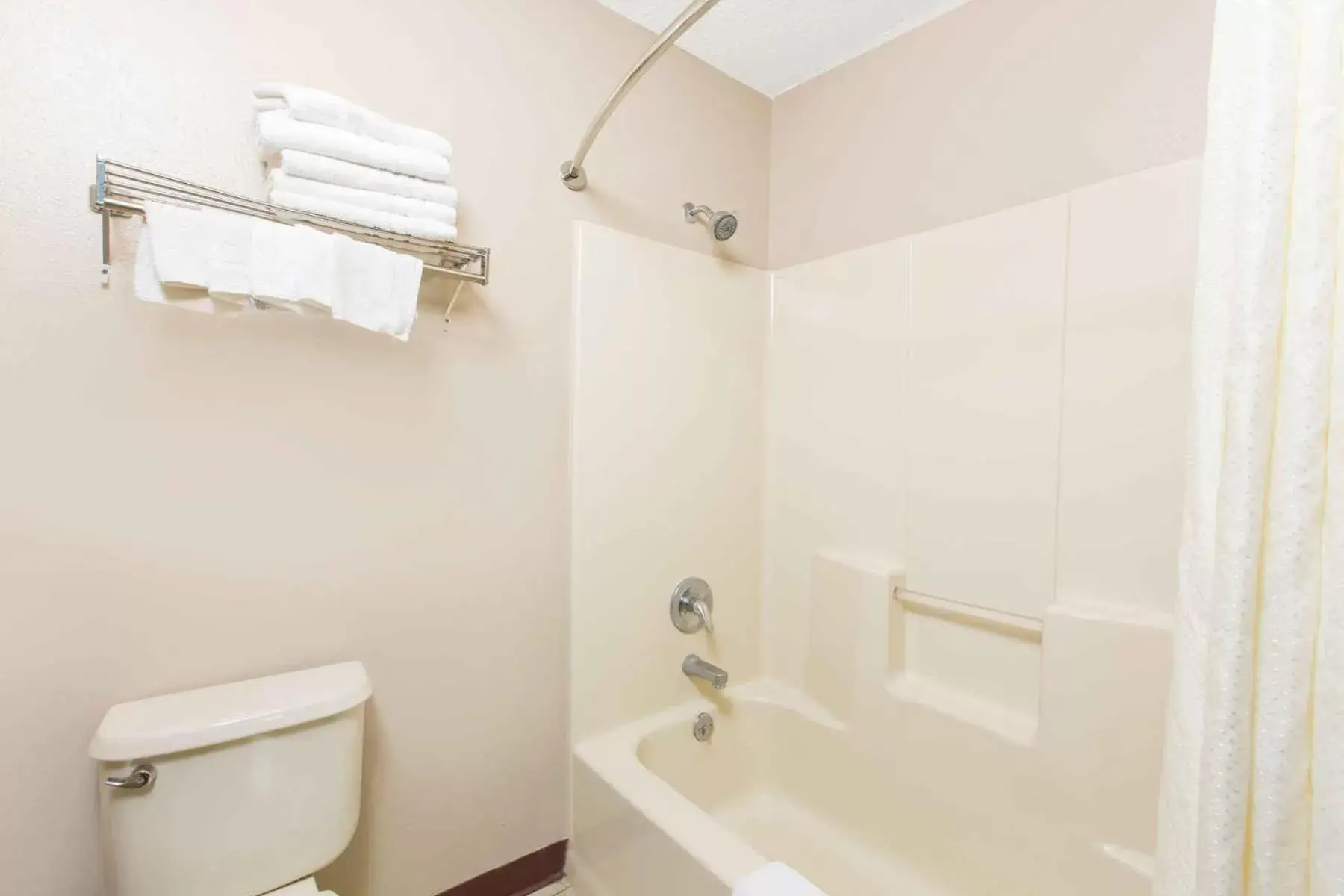 King Room - Non-Smoking in Super 8 by Wyndham Belleville King Room - Non-Smoking in Super 8 by Wyndham Belleville