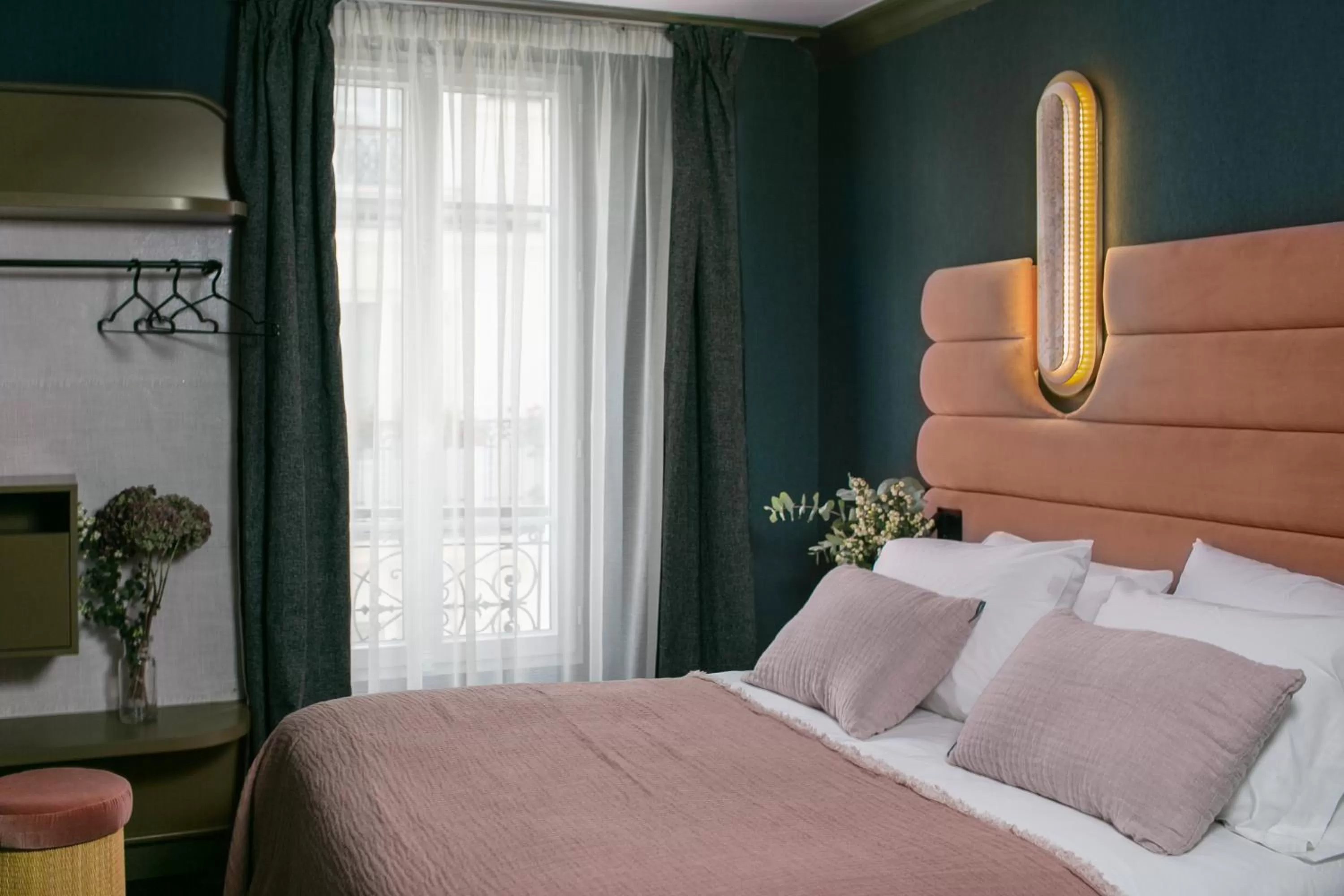 Cozy Double Room in La Planque Hotel