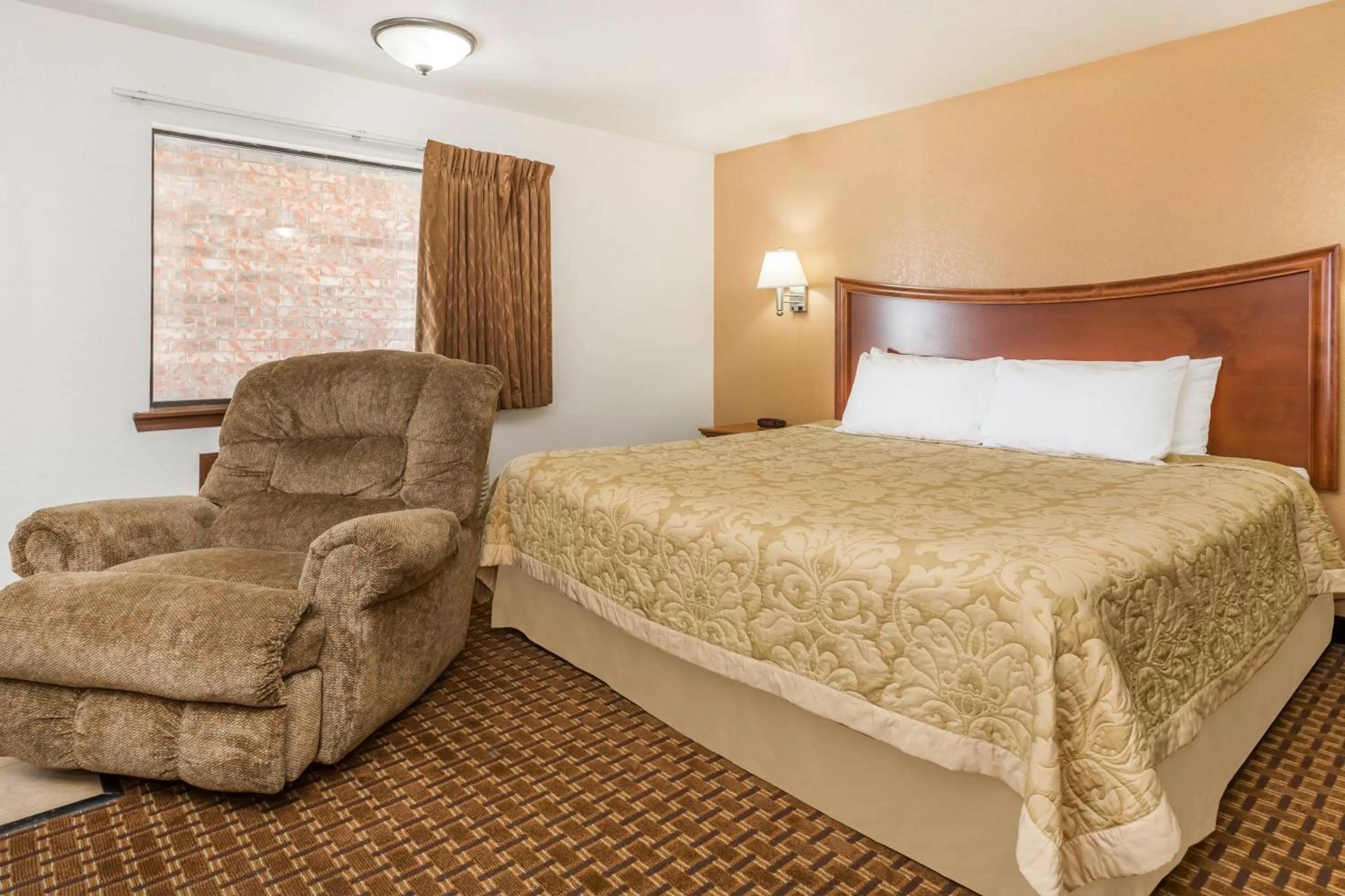 Photo of the whole room, Bed in Super 8 by Wyndham Goodland