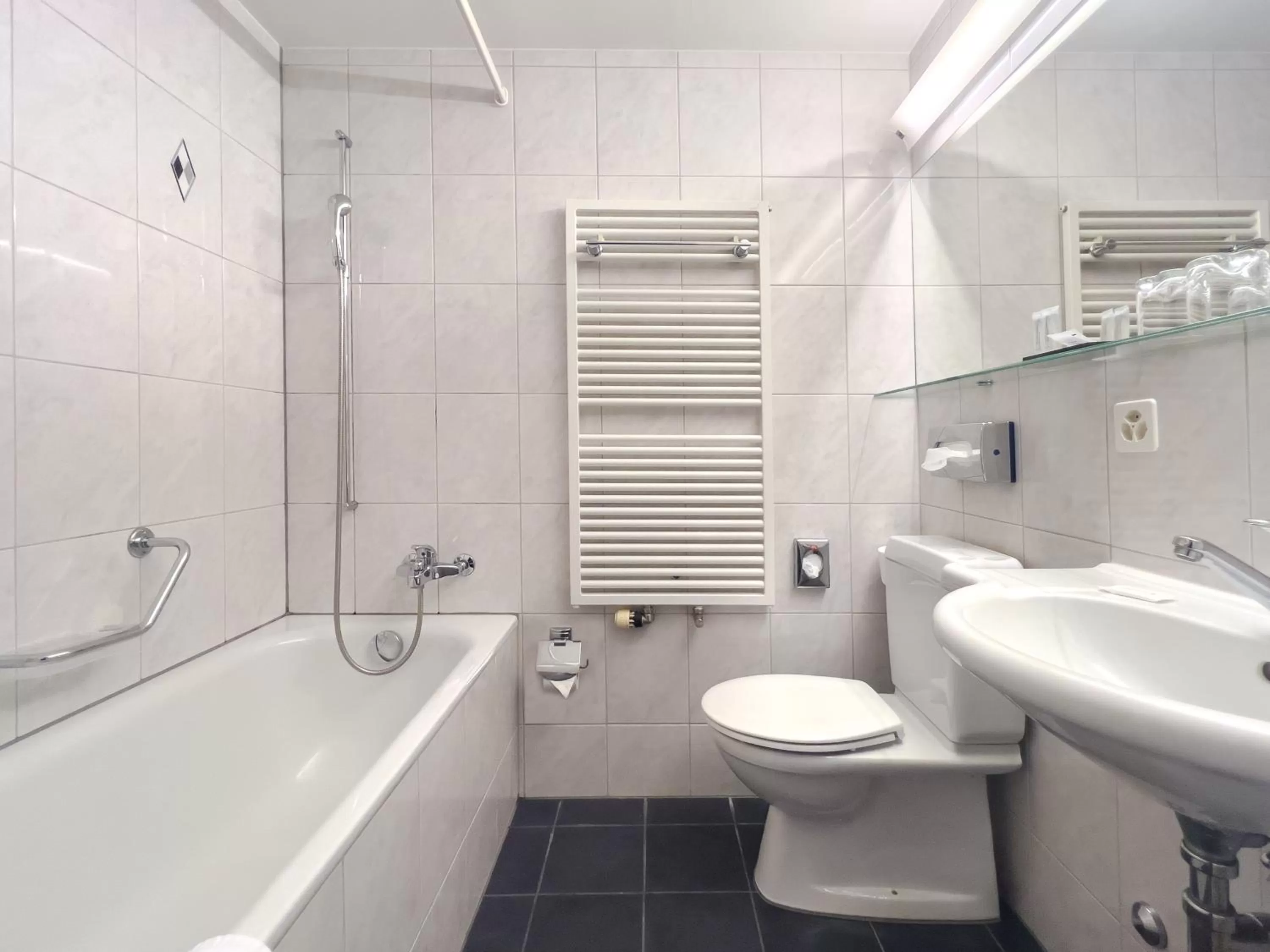 Shower in Hotel Rothaus Luzern & Peruvian Culinary Art