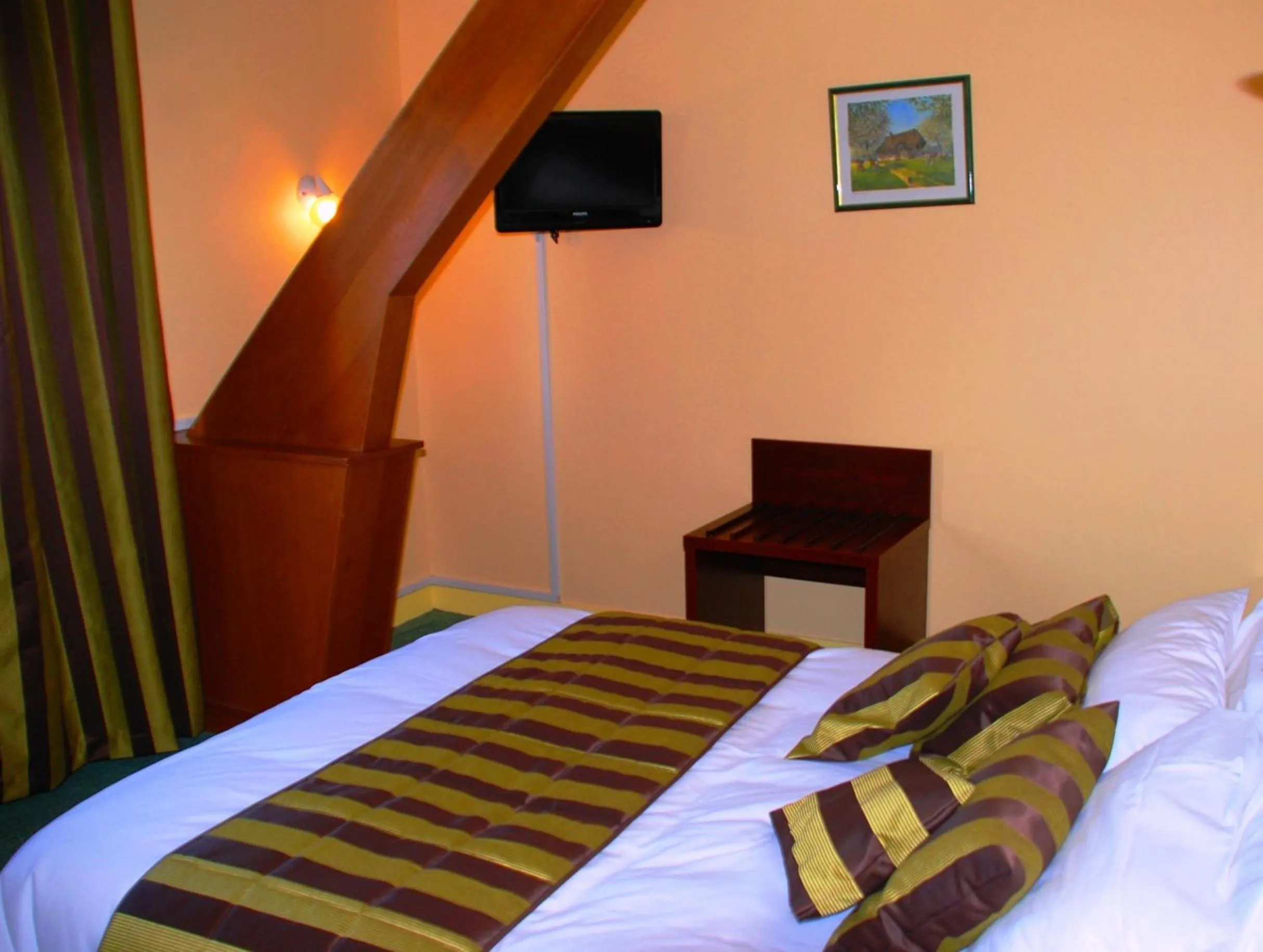 Photo of the whole room, Bed in The Originals City, Hôtel Cathédrale, Lisieux