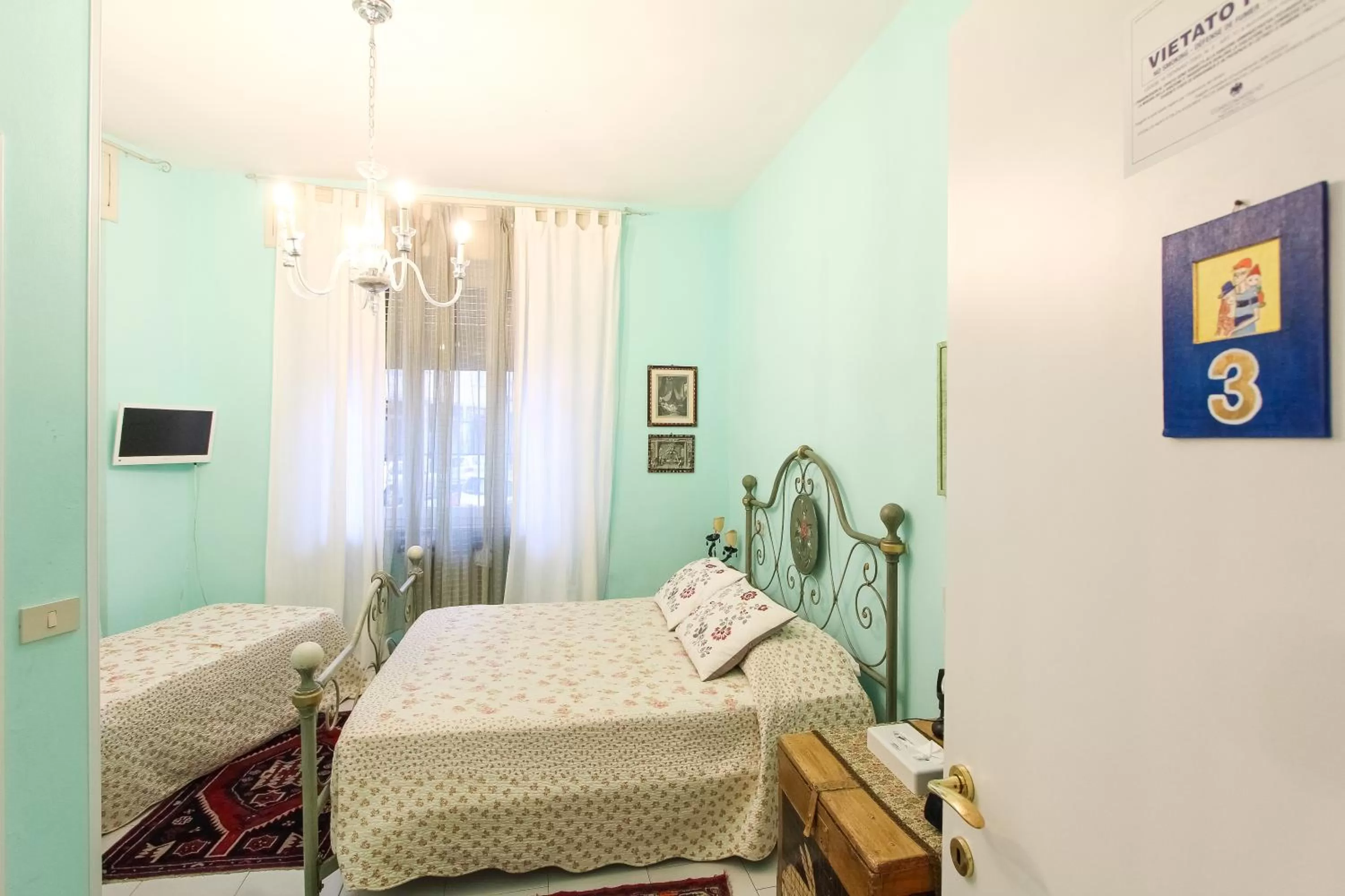 Photo of the whole room, Bed in 6 Keys