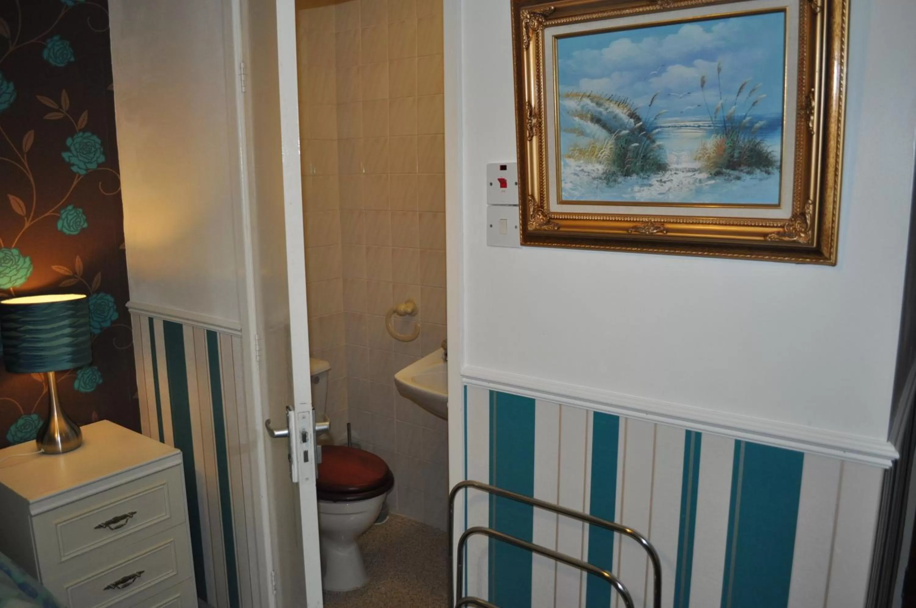 Toilet in The New Guilderoy Hotel