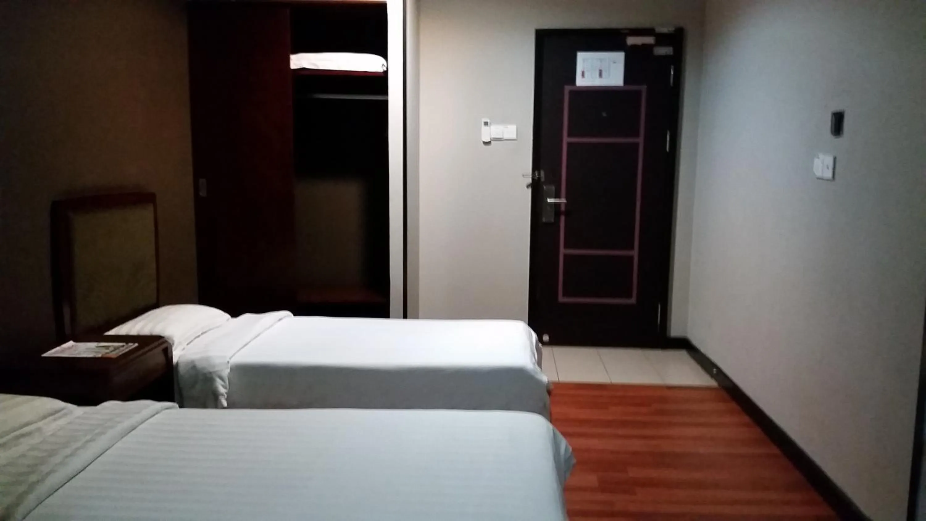 Bed in Hotel Sadong88