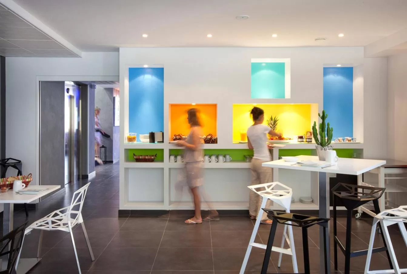 People in Urban Style HOTEL LES FLEURINES