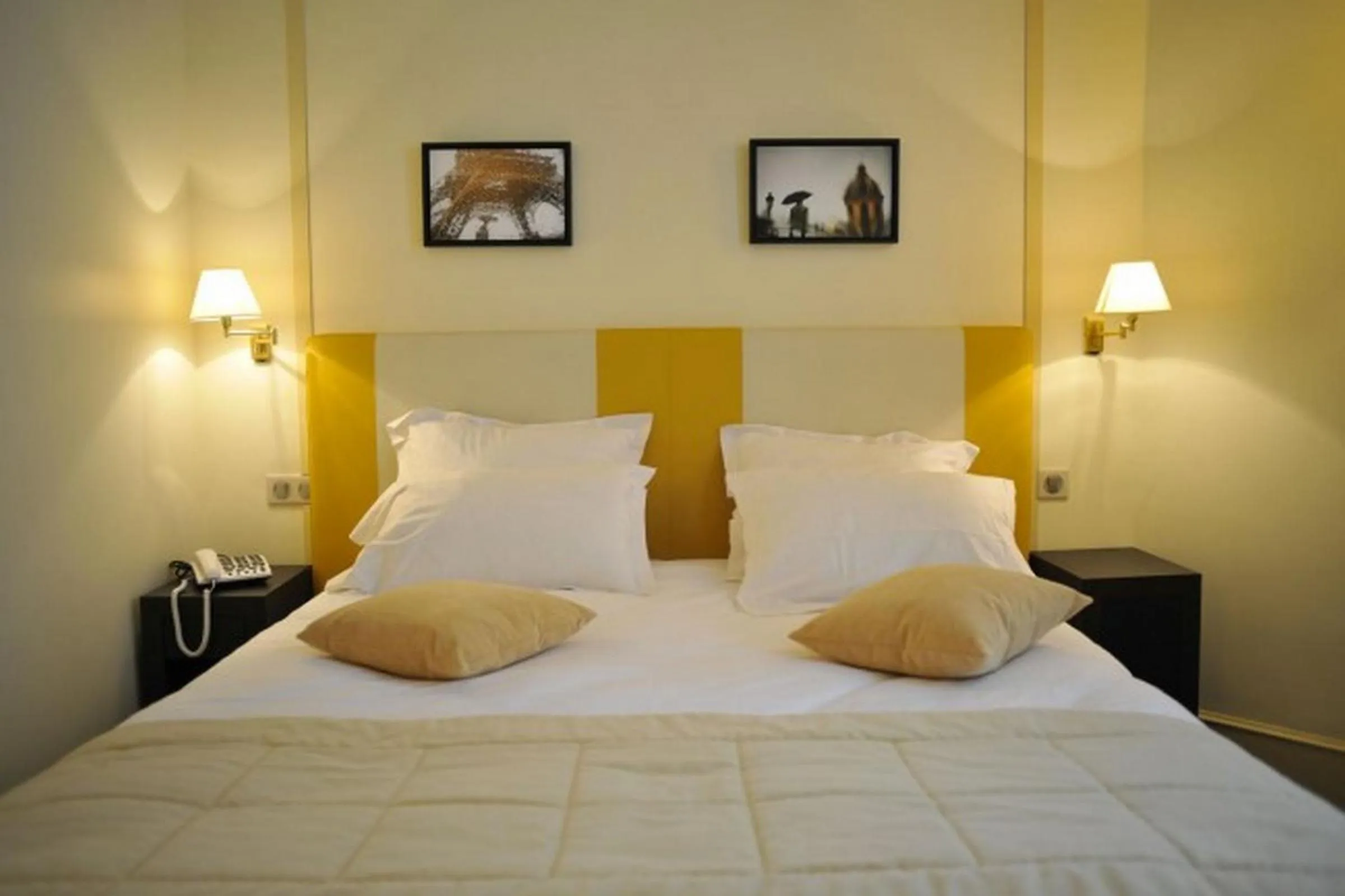 Bed in Hotel de L'Universite