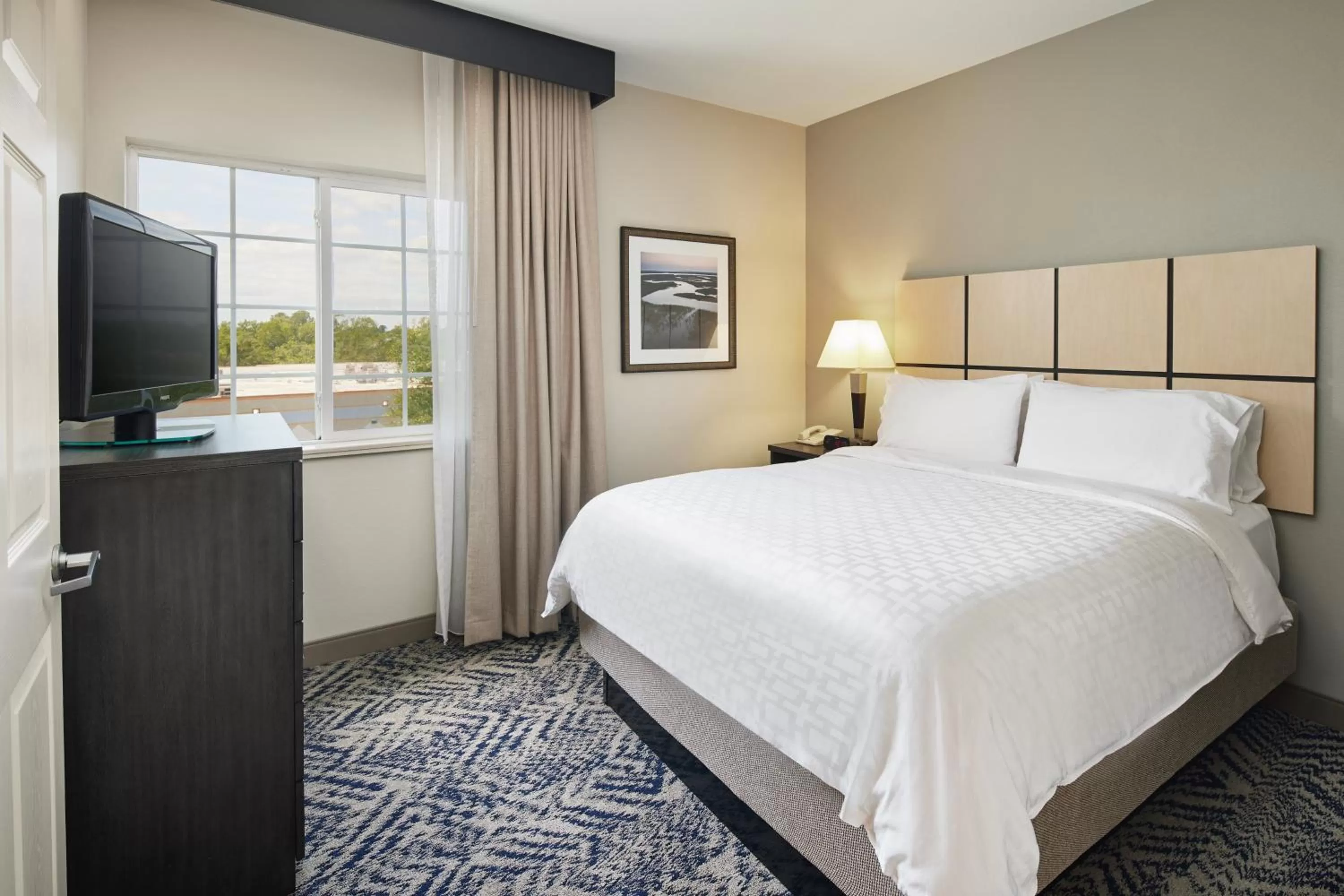 Photo of the whole room, Bed in Candlewood Suites Charleston-Northwoods by IHG