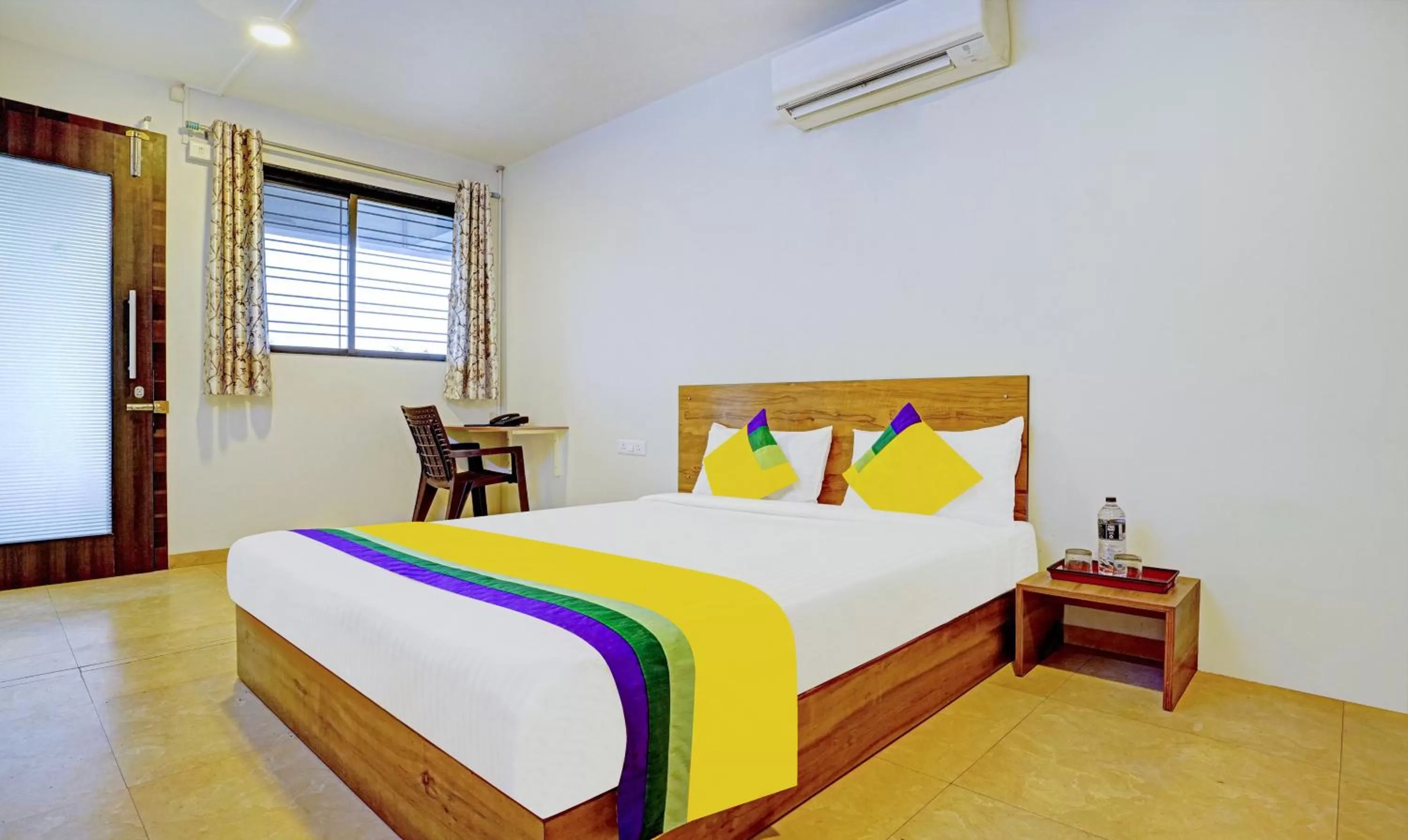 Bedroom, Bed in Itsy Hotels Oasis Pride