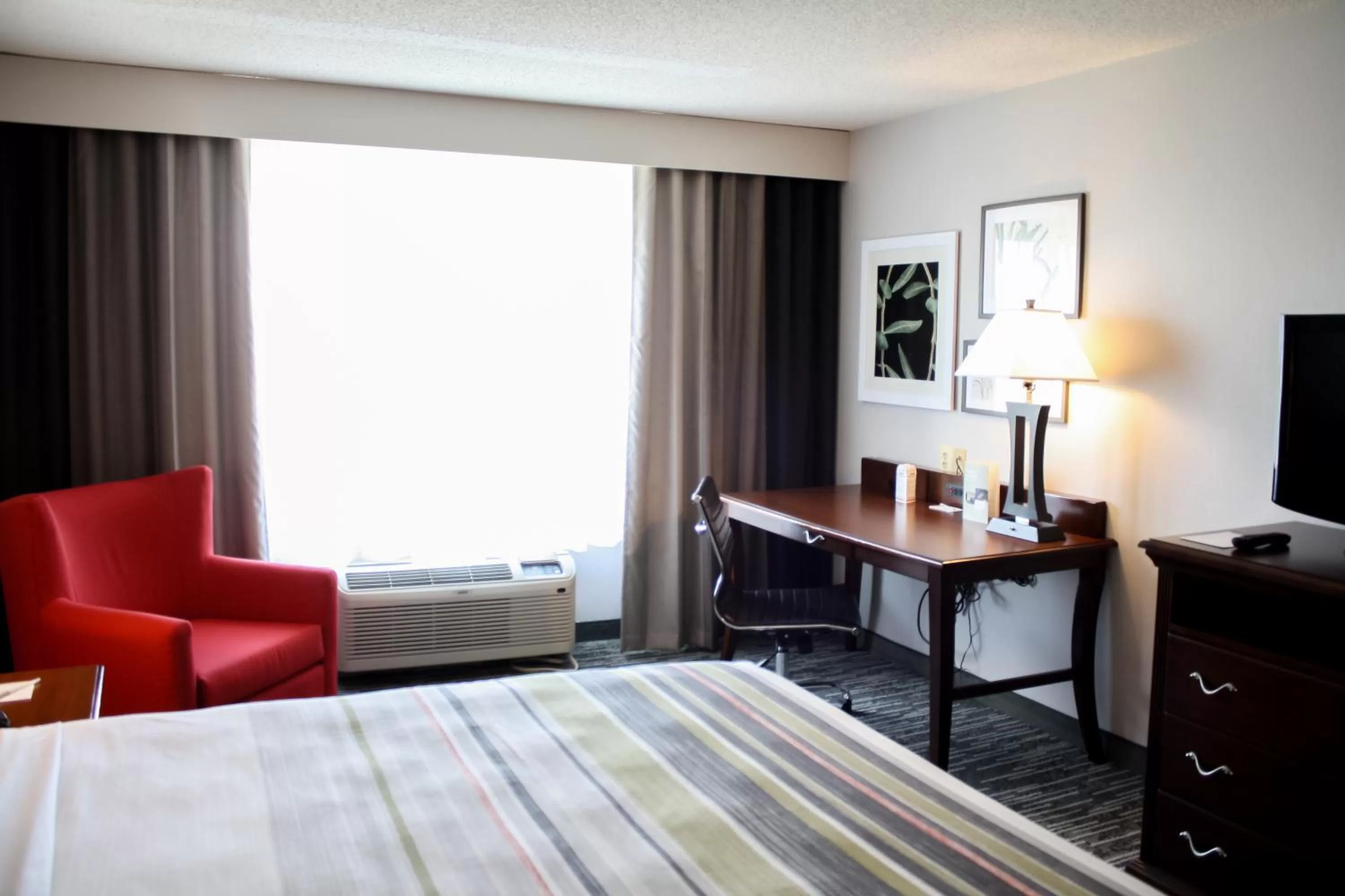 Photo of the whole room, Bed in Country Inn & Suites by Radisson, Washington Dulles International Airport, VA