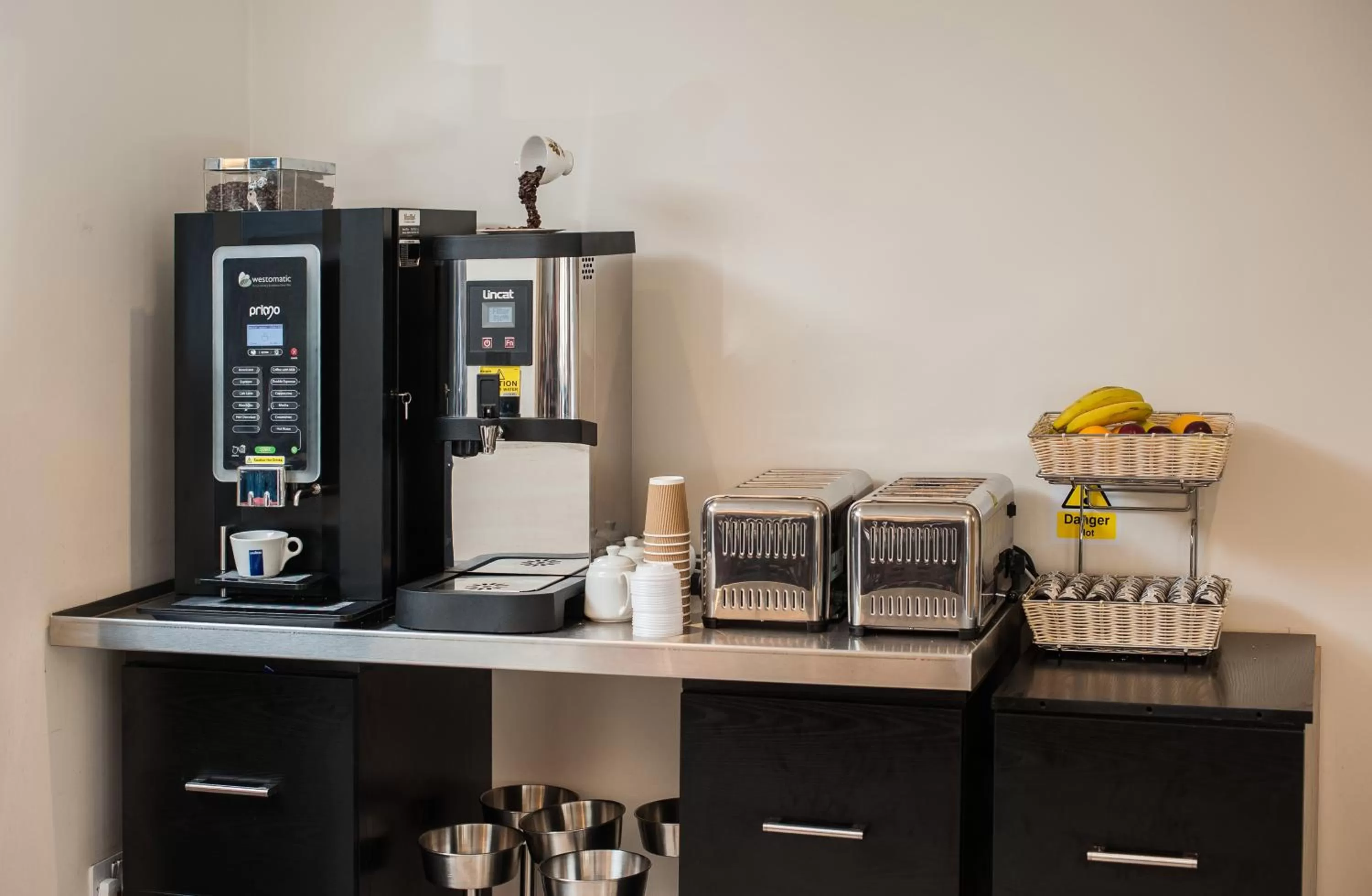 Coffee/tea facilities in Mannin Hotel
