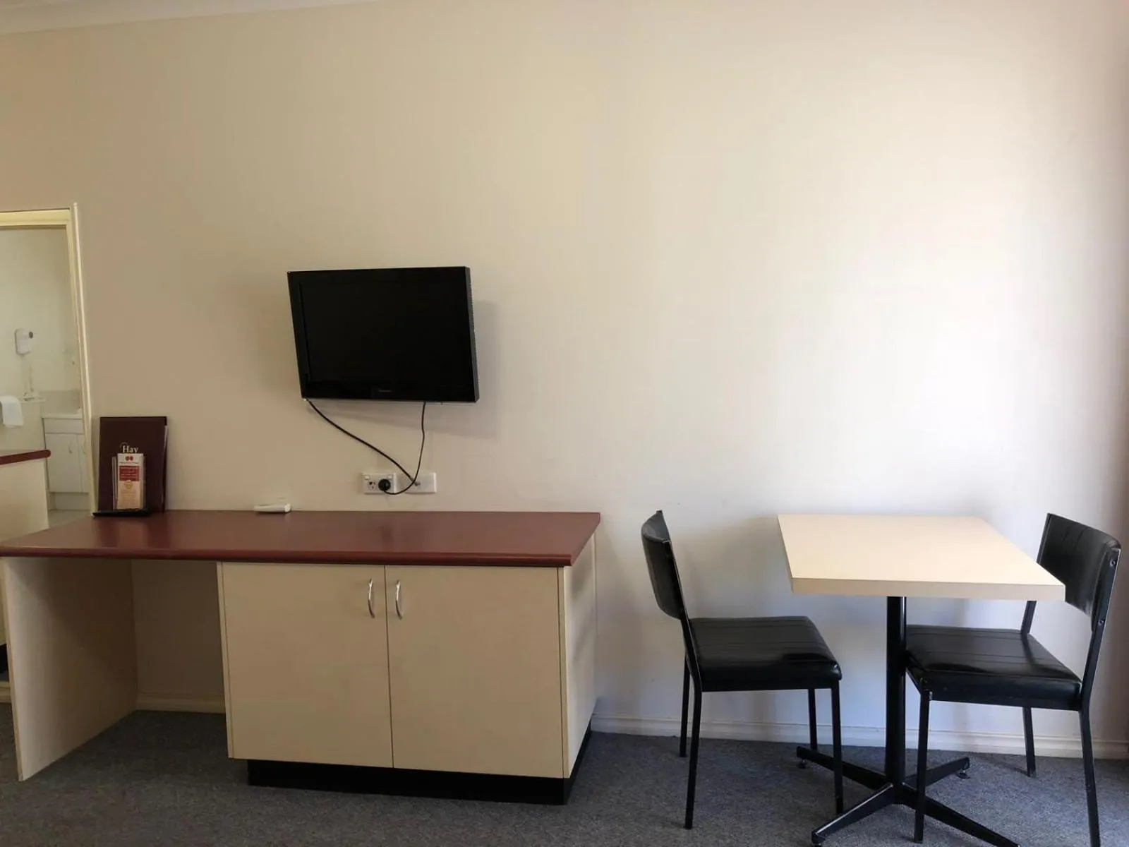 TV and multimedia in Outback Quarters Motel Hay and Restaurant