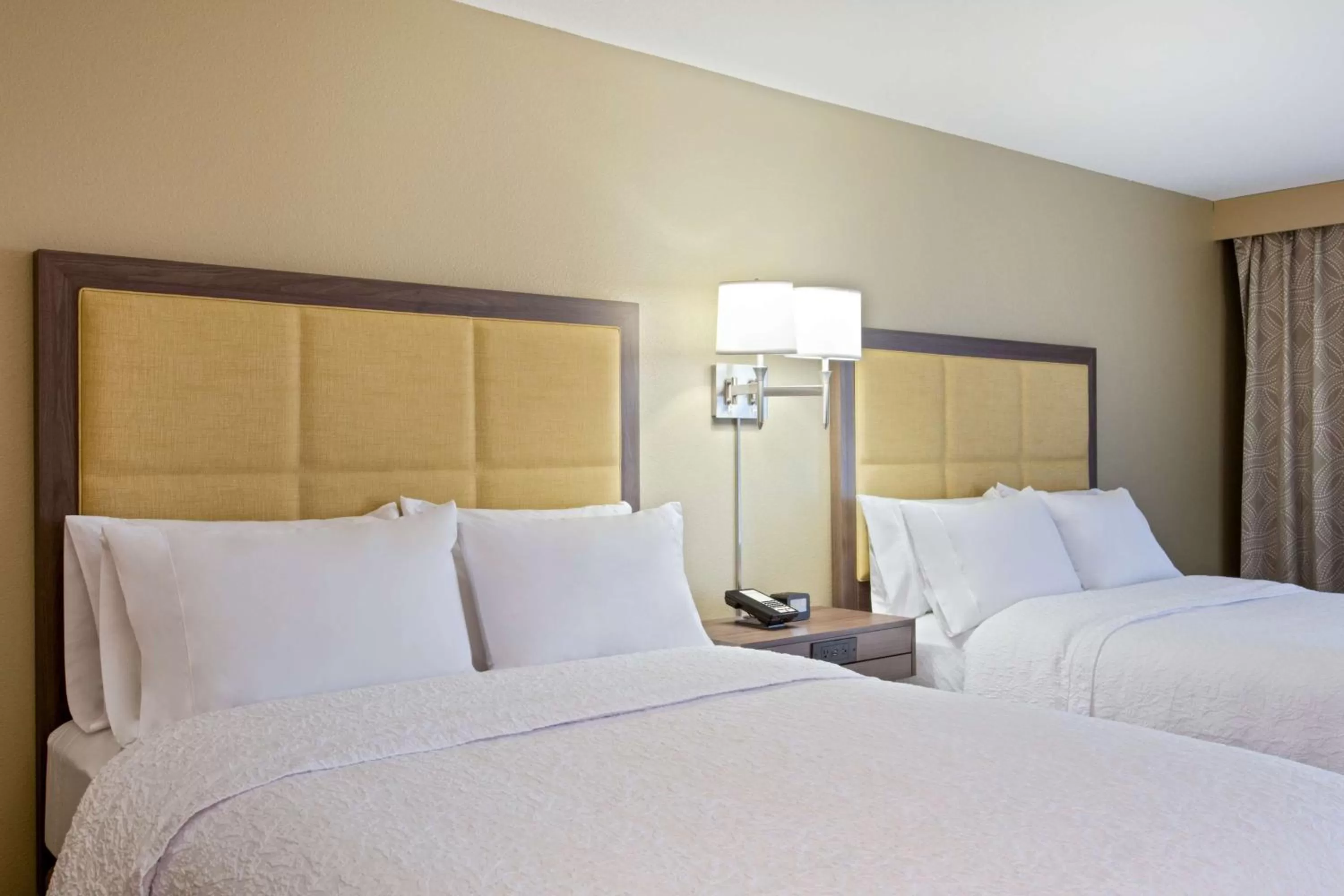 Bed in Hampton Inn Sault Ste Marie, MI