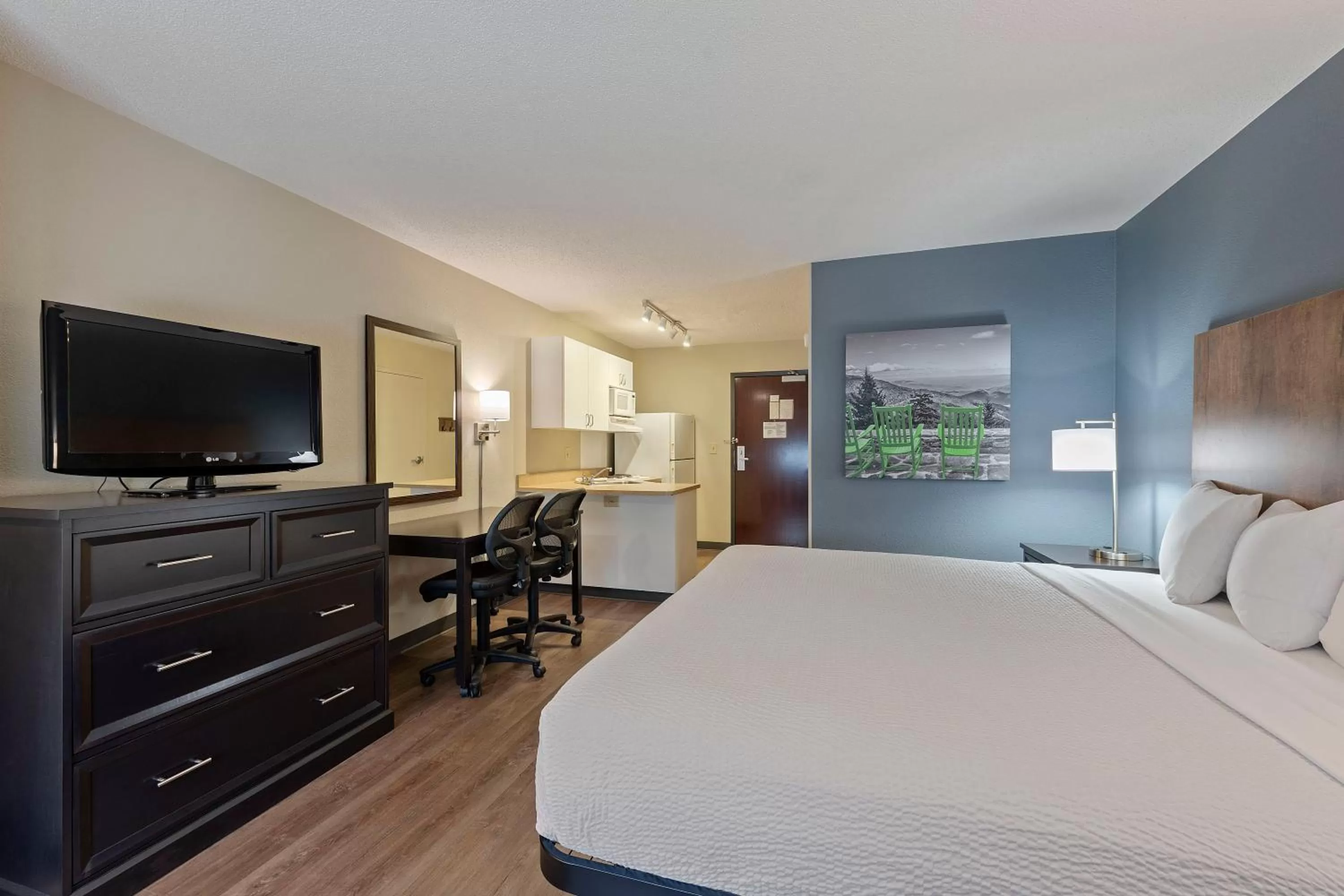 Bed in Extended Stay America Suites - Charlotte - Pineville - Park Rd
