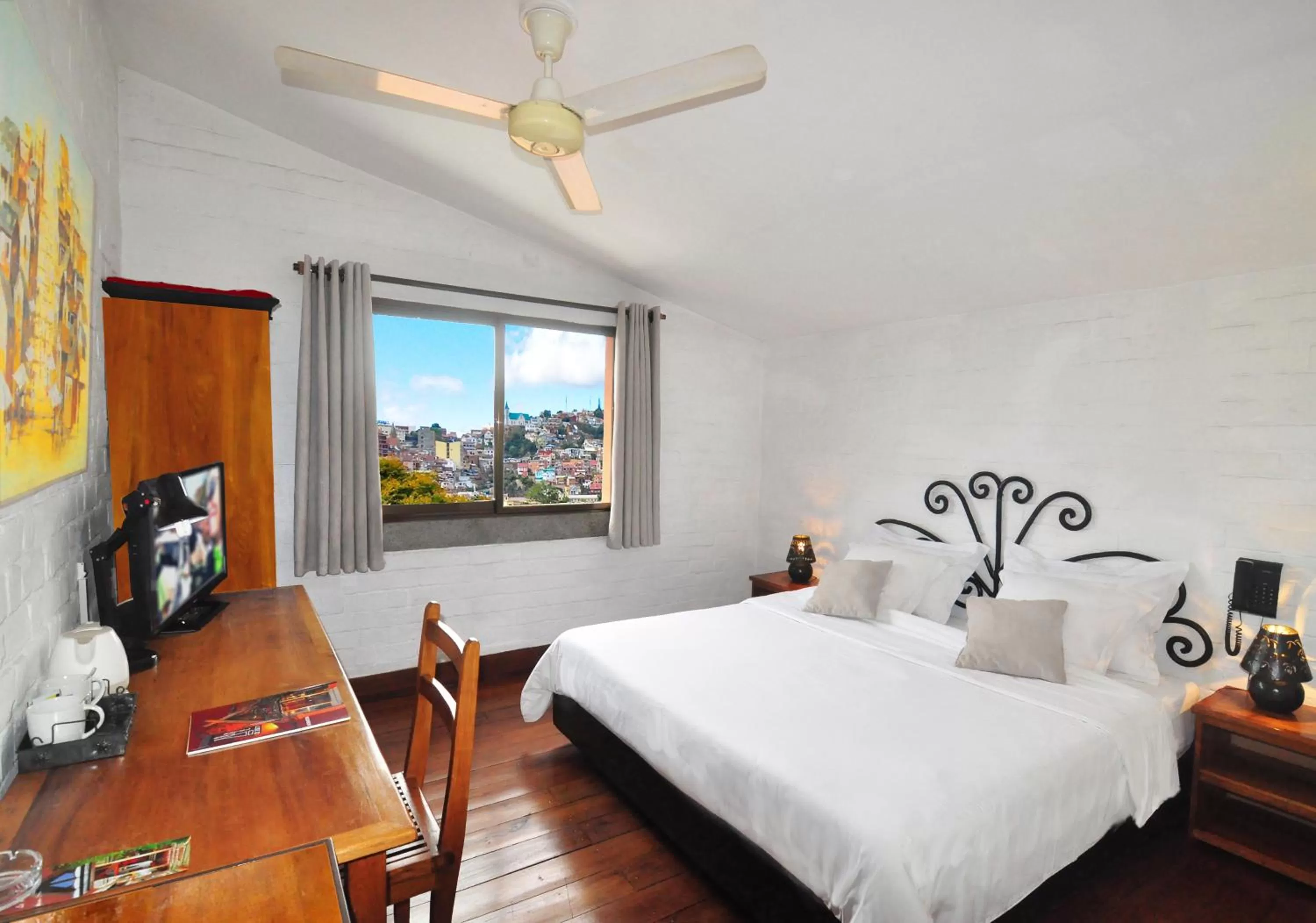 Photo of the whole room, Bed in Rova Hotel