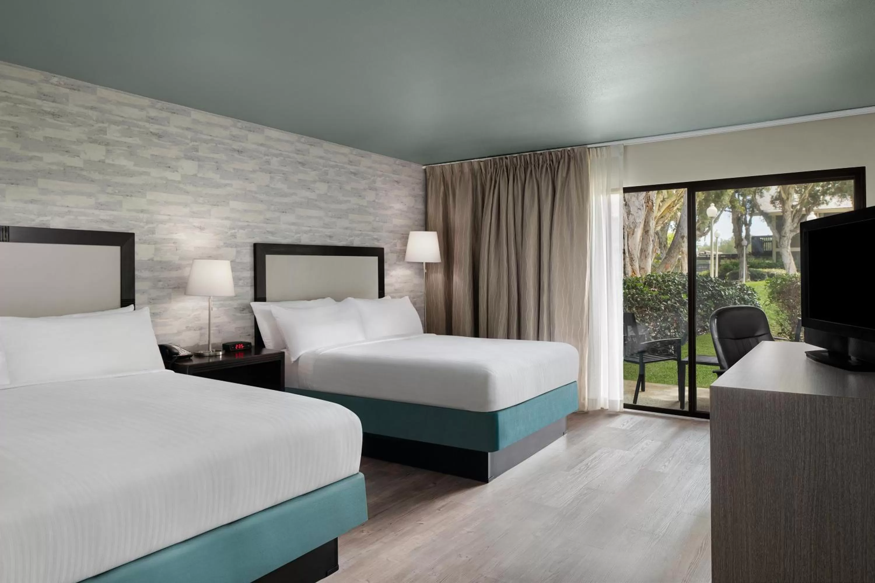 Courtyard 2 Queens Terrace in Carlsbad by the Sea Hotel