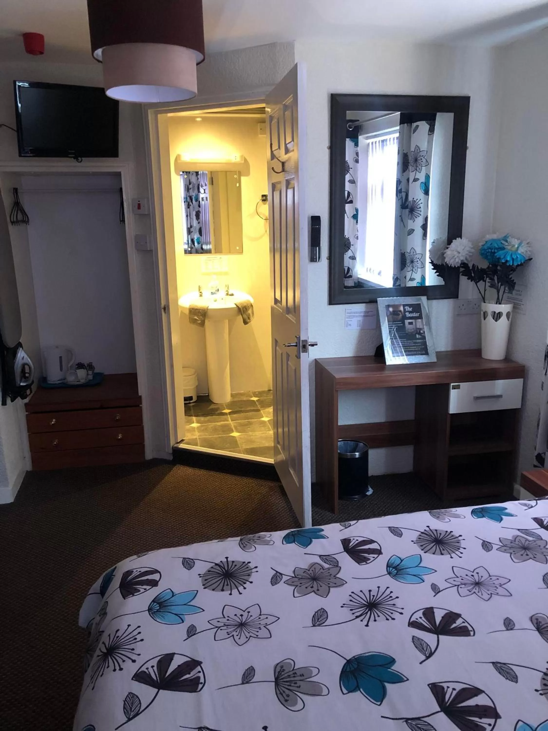 Bedroom, Bed in Springfield Hotel