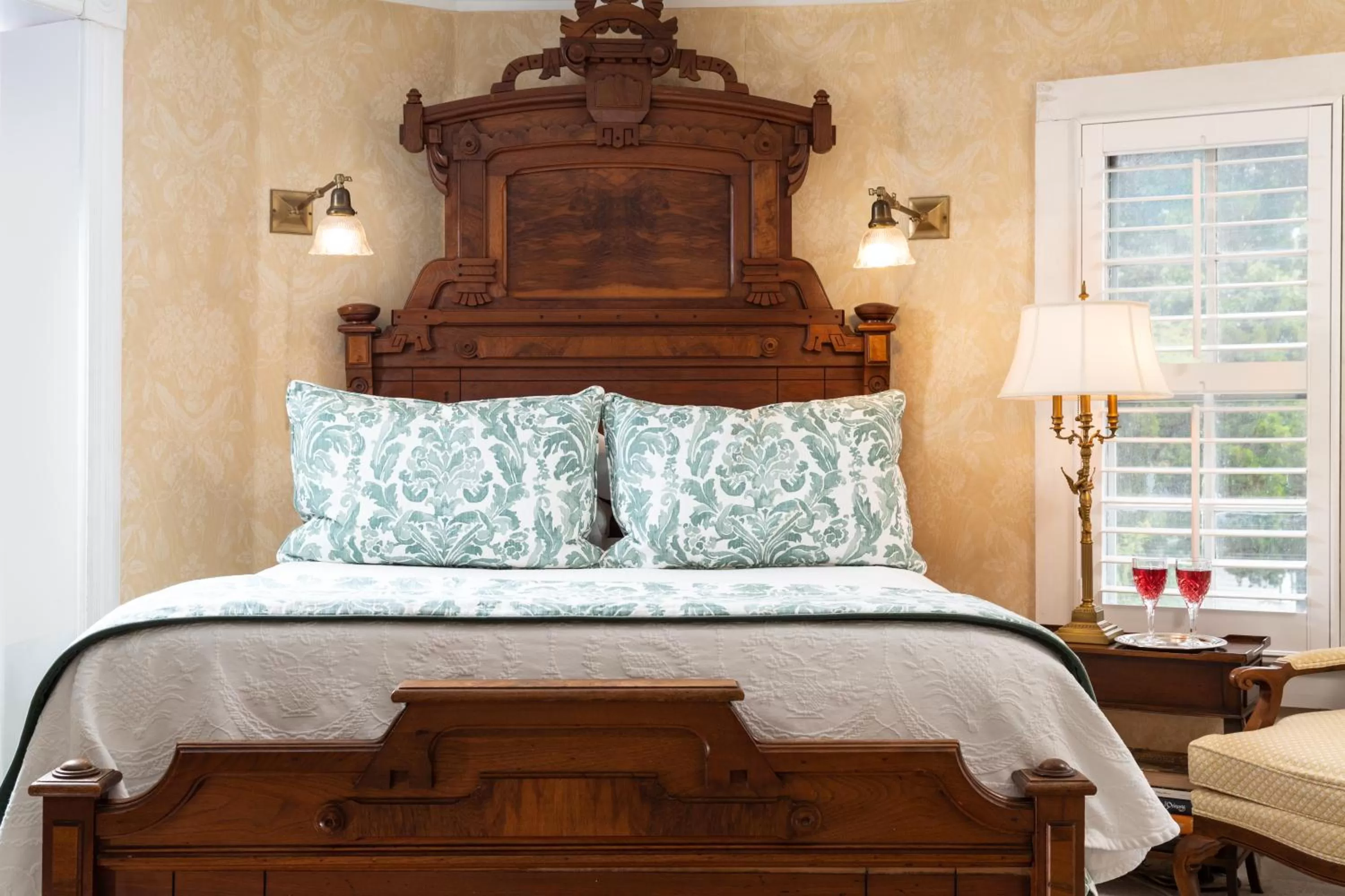 Bed in White Doe Inn Bed & Breakfast