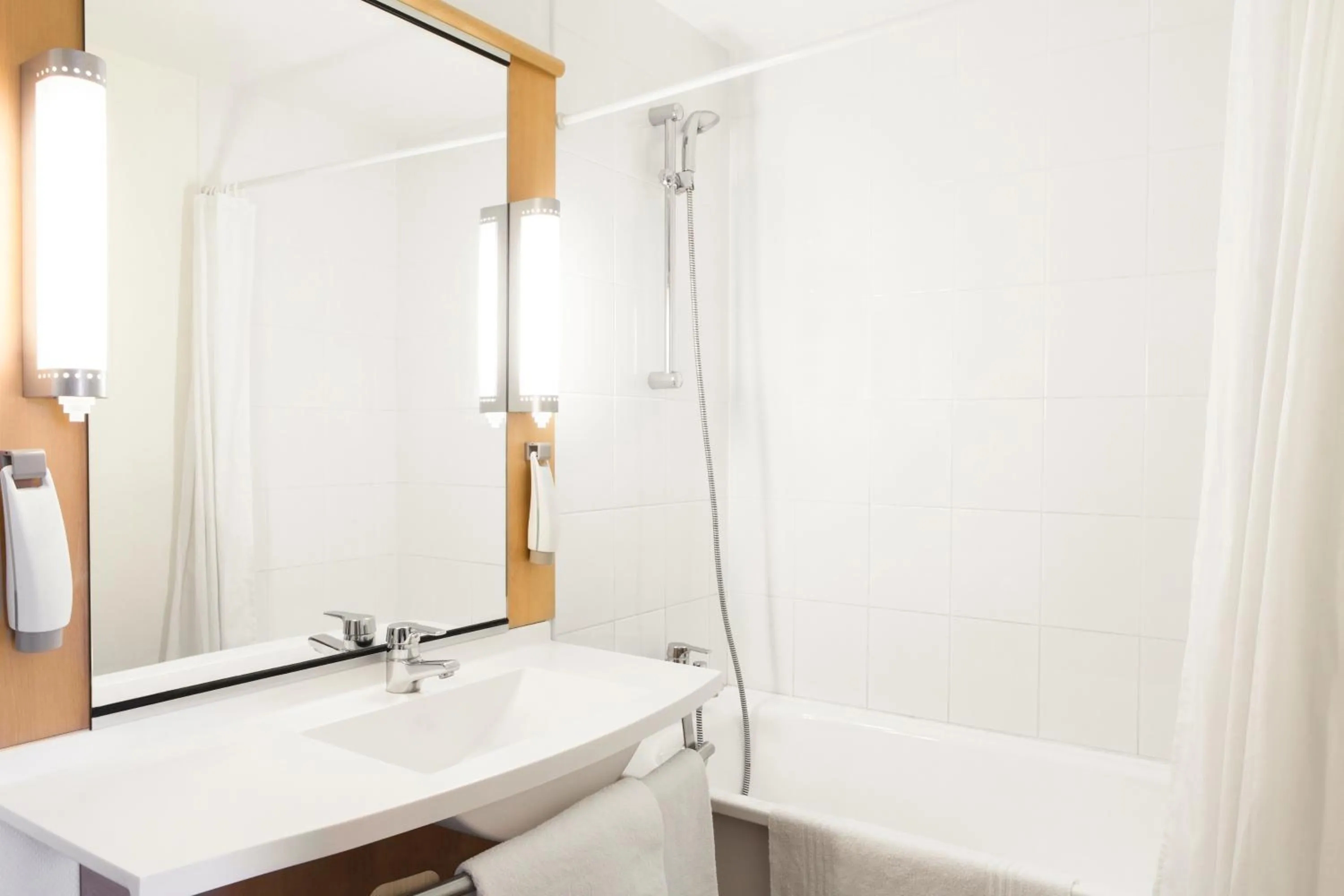 Bathroom in ibis Paris Pantin Eglise