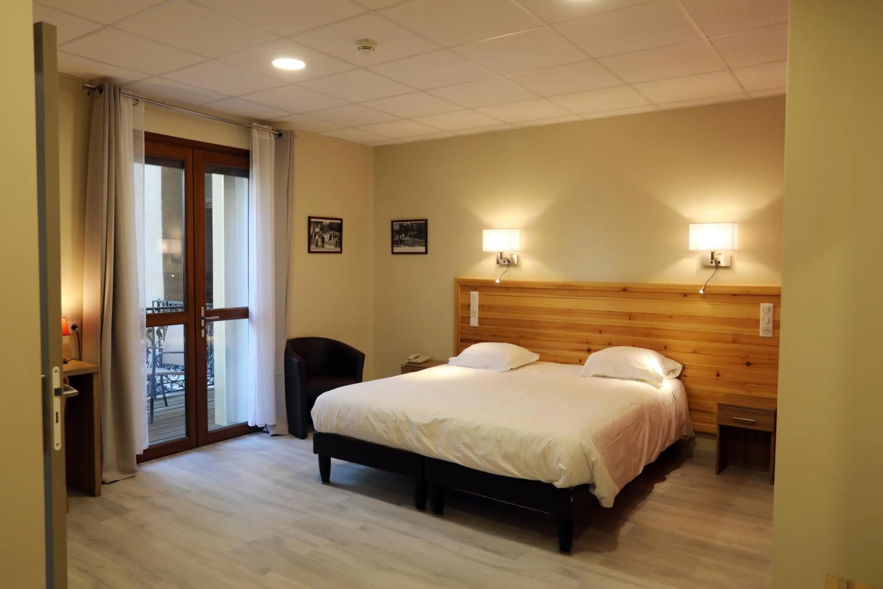 Photo of the whole room, Bed in Hôtel Belleville