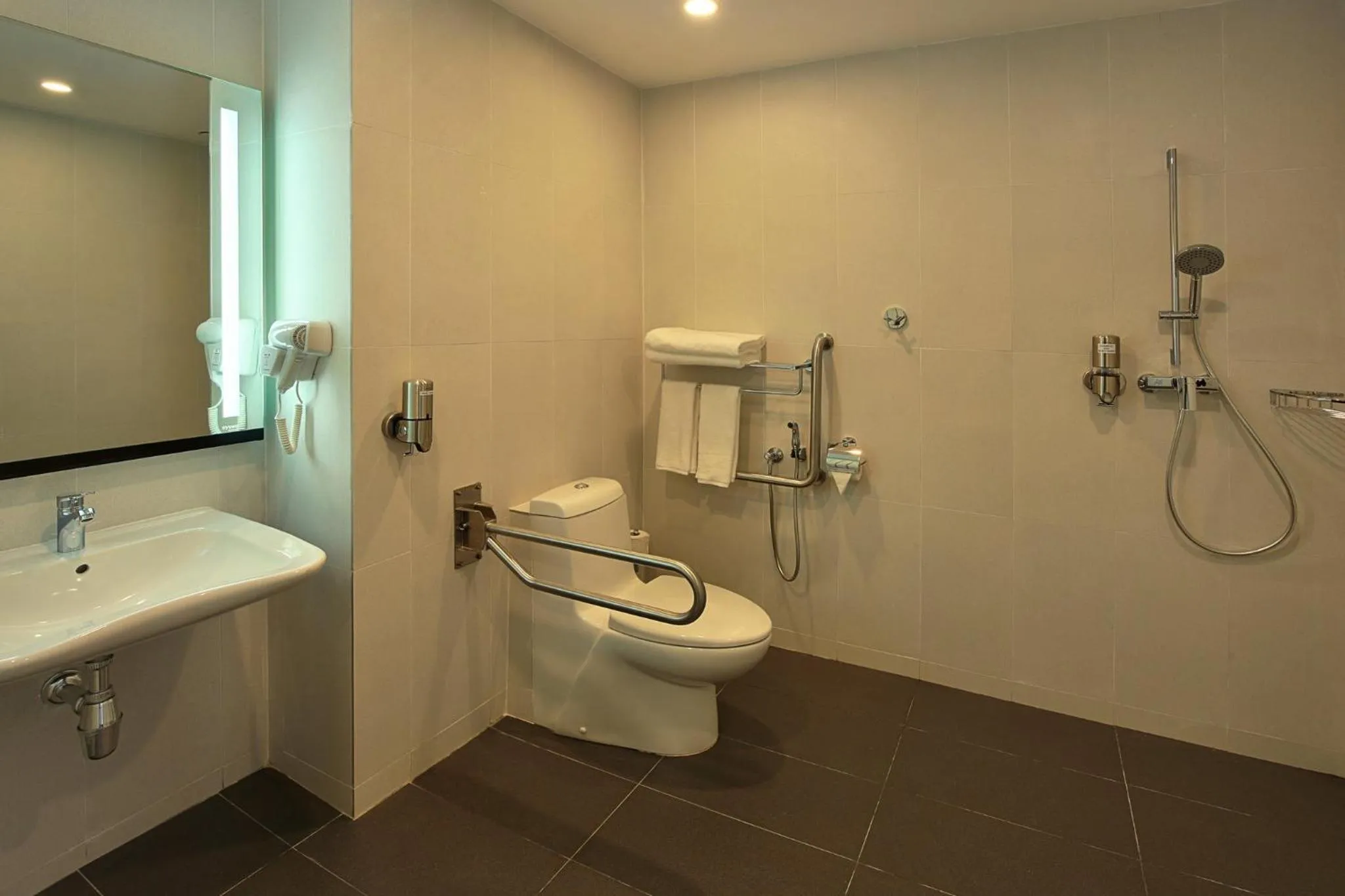 Photo of the whole room in Holiday Inn Express Kuala Lumpur City Centre by IHG