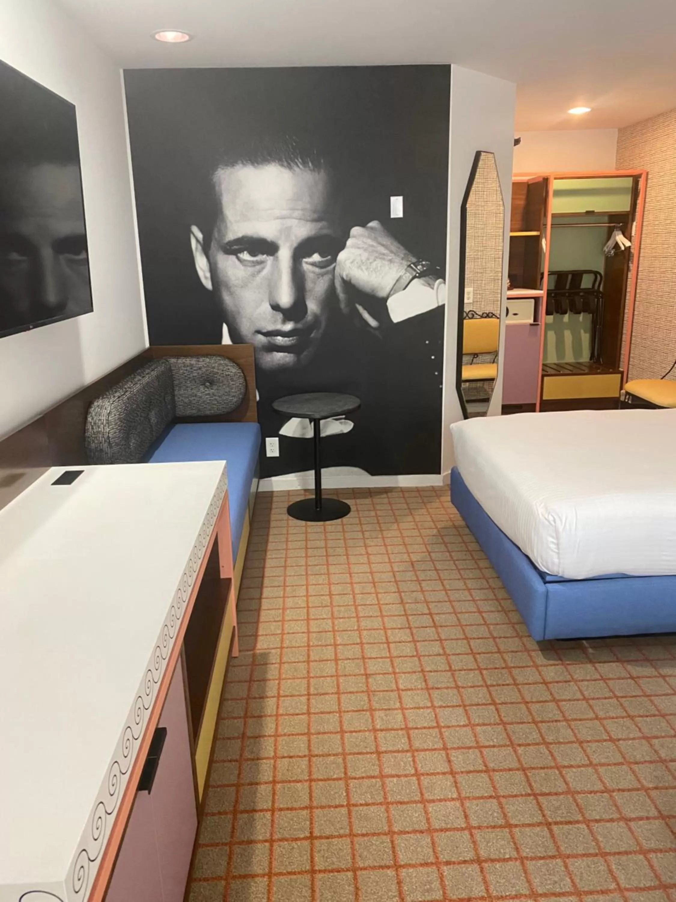 Communal lounge/ TV room, Bed in The Hollywood Franklin Hotel near Universal Studios