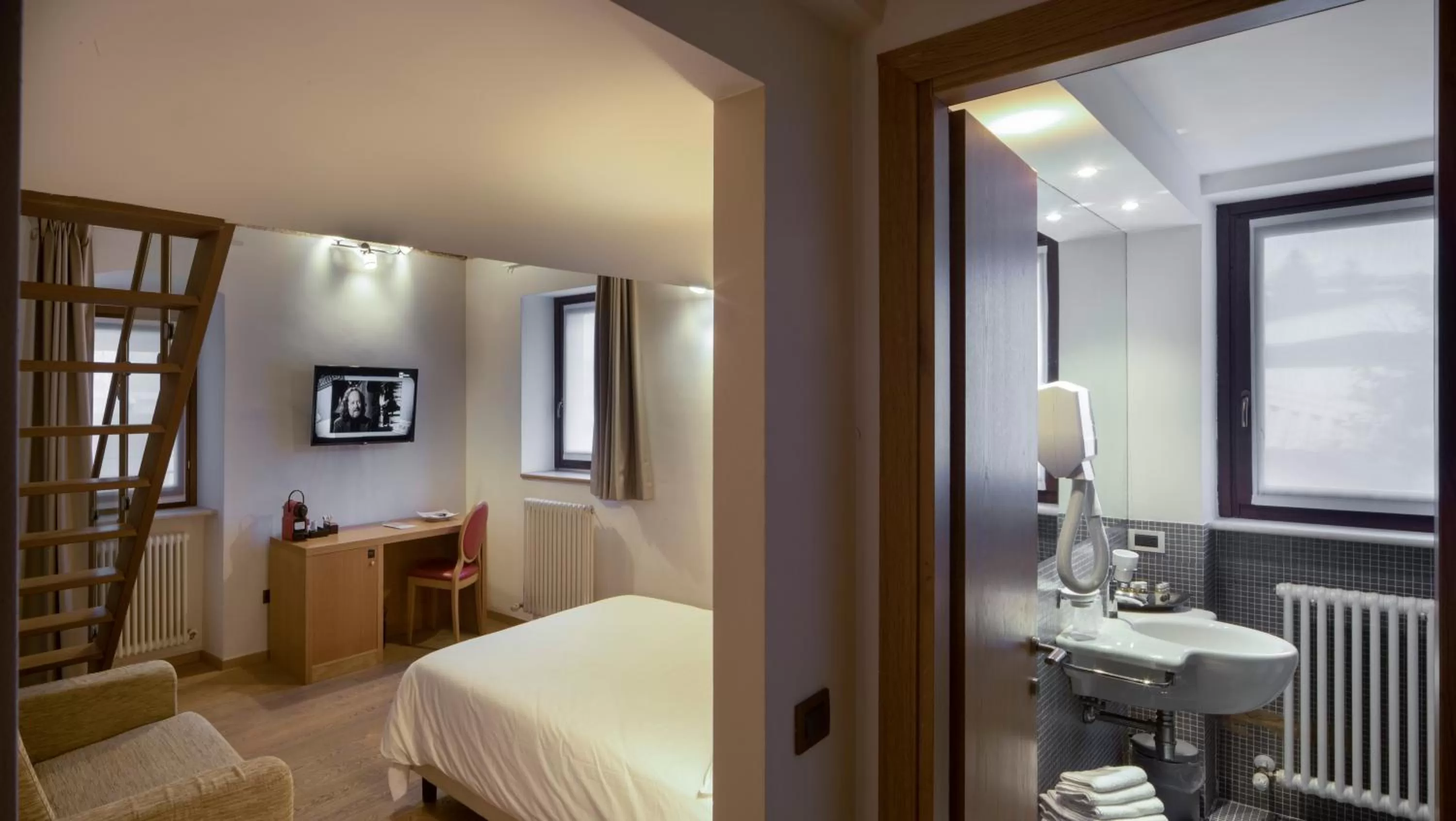 Bathroom, Bed in Hotel 99 Cannelle