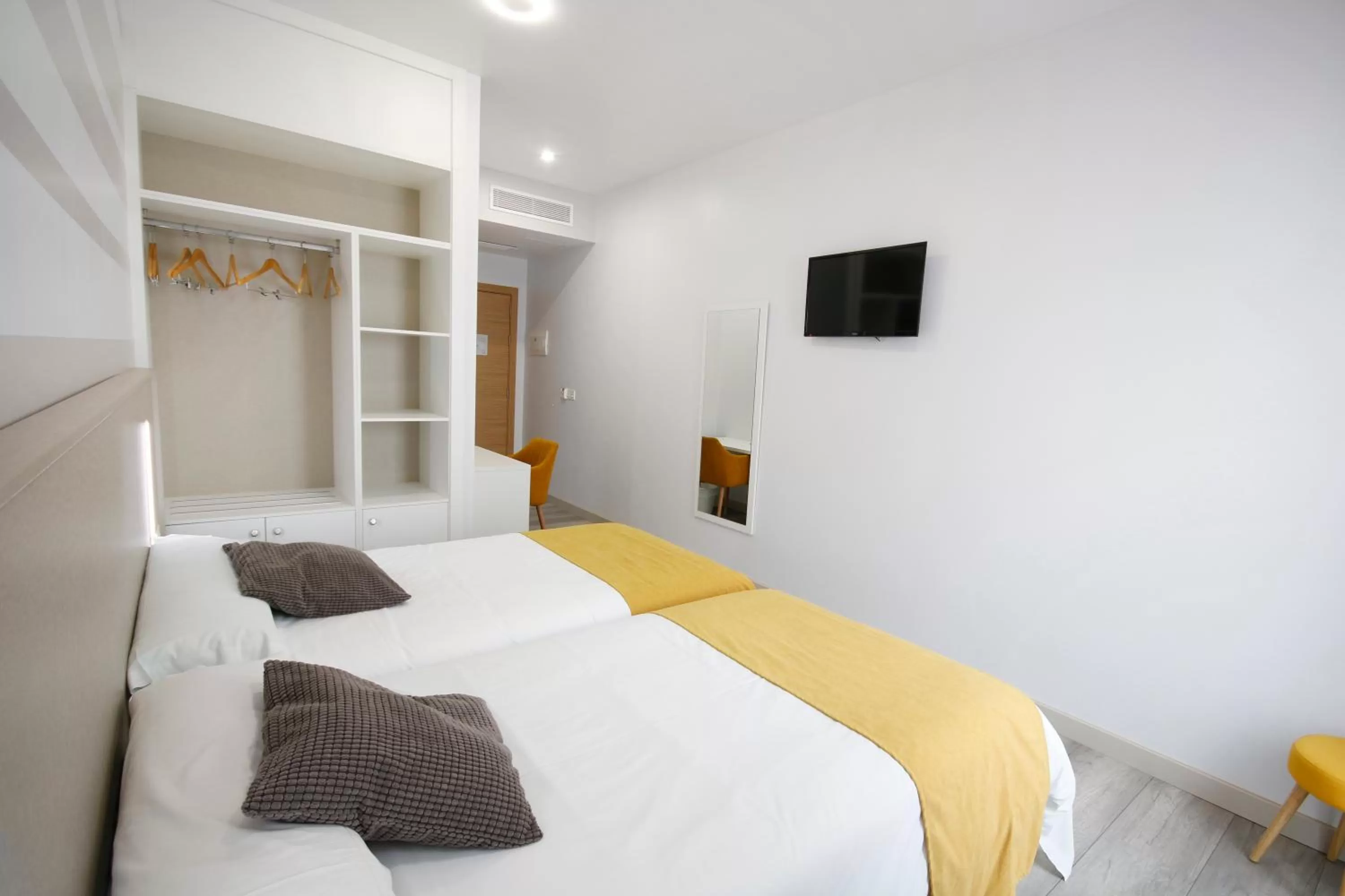 Photo of the whole room in Hotel Leo