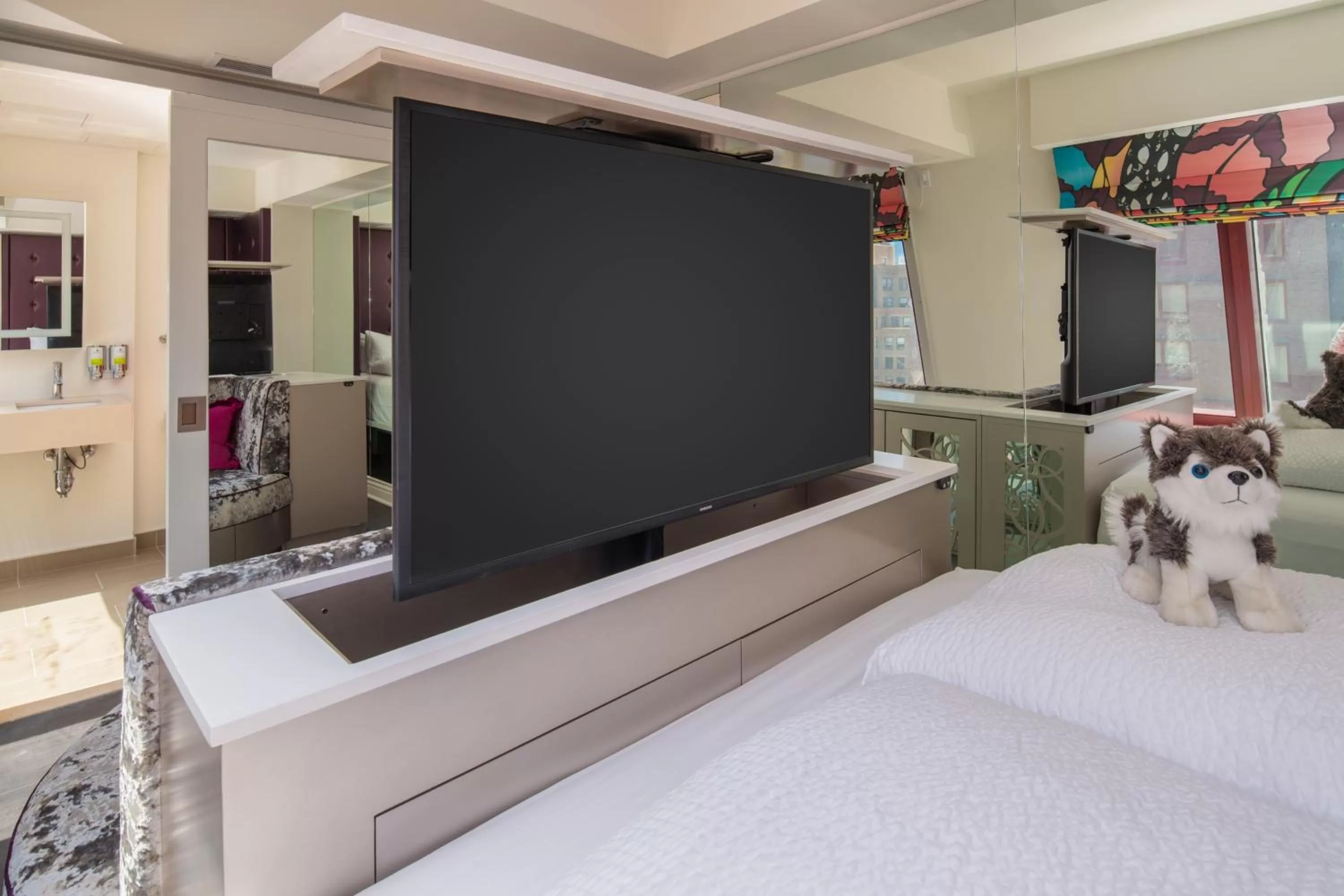 TV and multimedia, Bed in Staypineapple, An Artful Hotel, Midtown New York