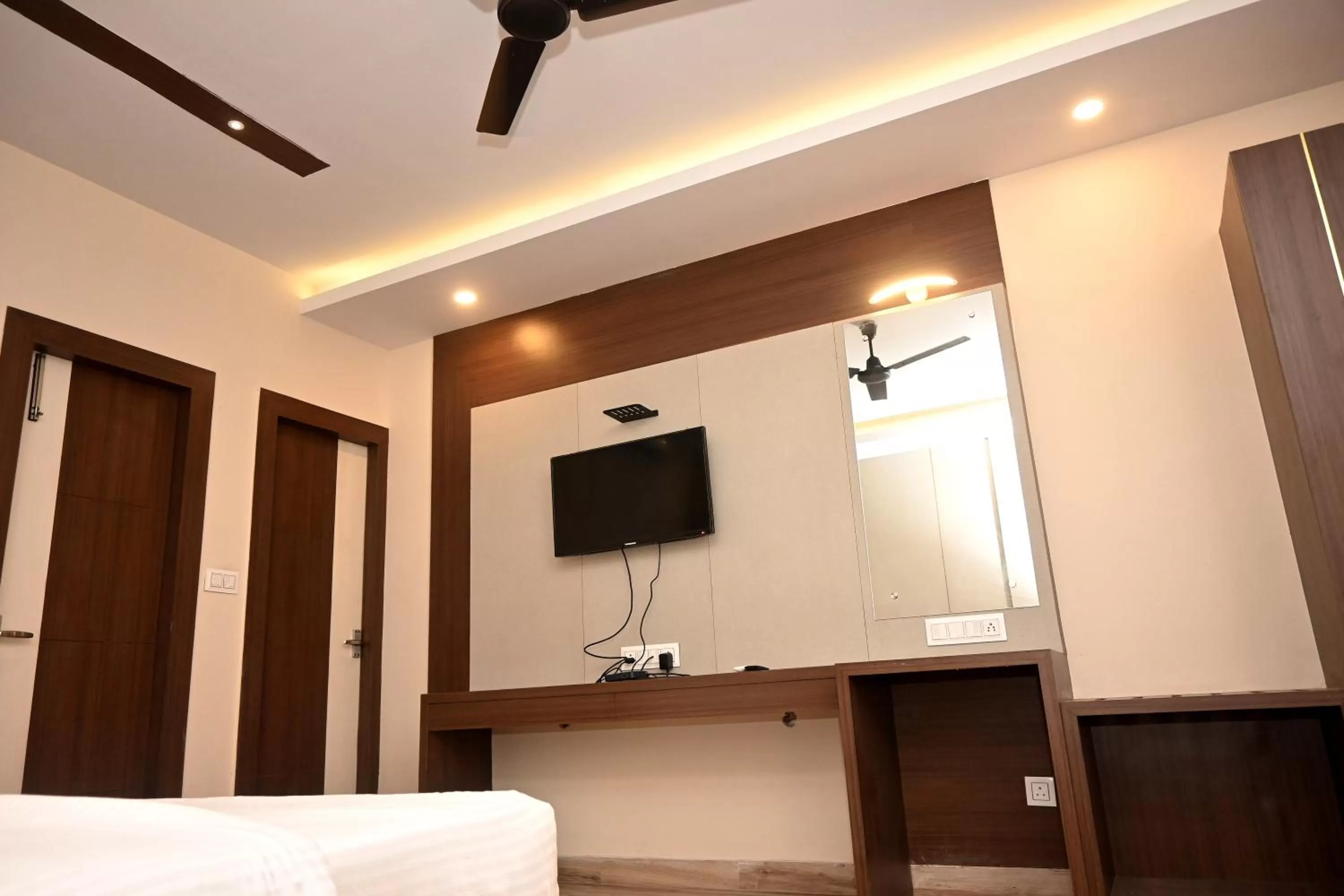 Communal lounge/ TV room, TV/Entertainment Center in Royal Sea View