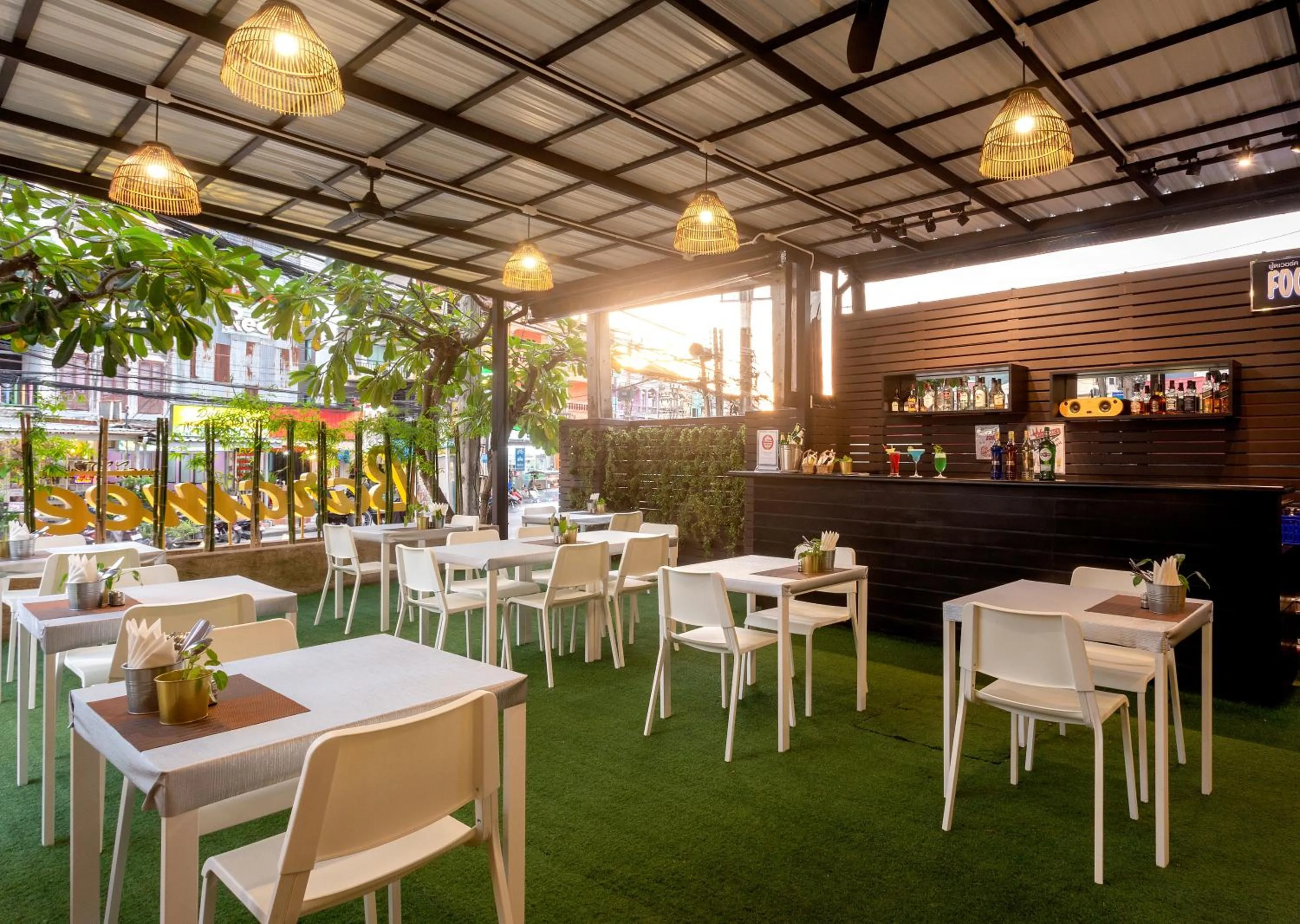 Restaurant/places to eat in Baramee Resortel